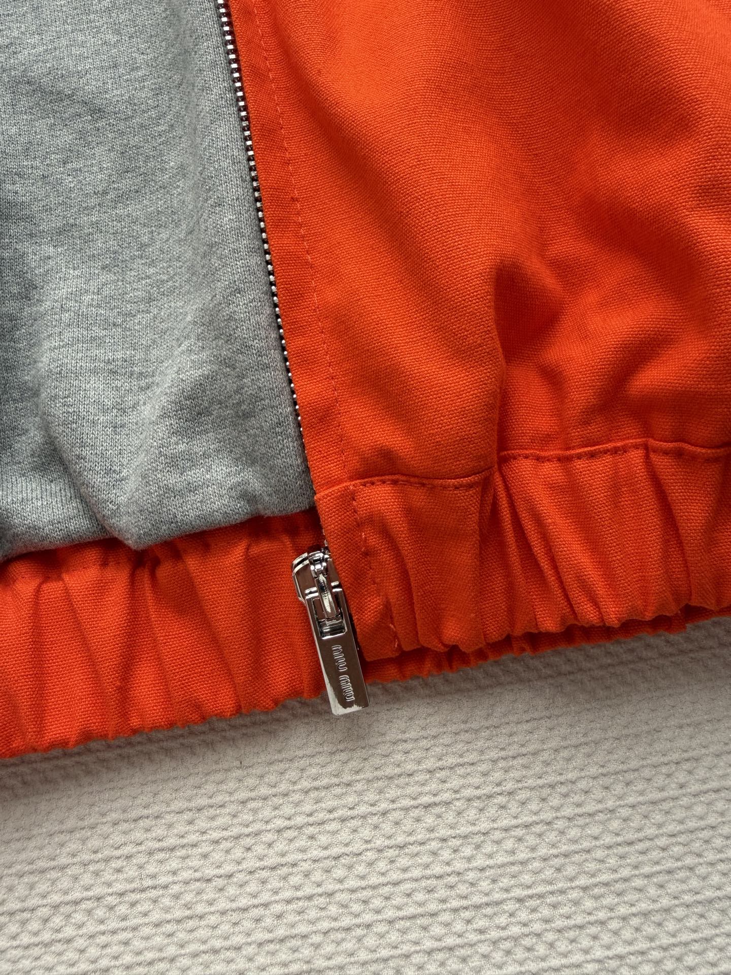 Miu Mi*🆕2026春夏系列橙色拉链夹克，轻便面料+束腰设计，简约又时髦！正面品牌徽标超有辨识度，内