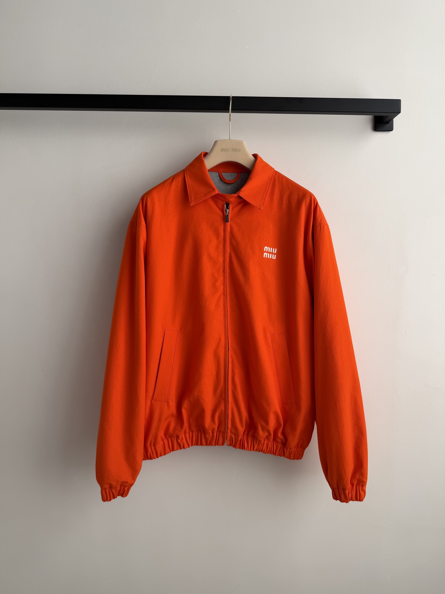 Miu Mi*🆕2026春夏系列橙色拉链夹克，轻便面料+束腰设计，简约又时髦！正面品牌徽标超有辨识度，内