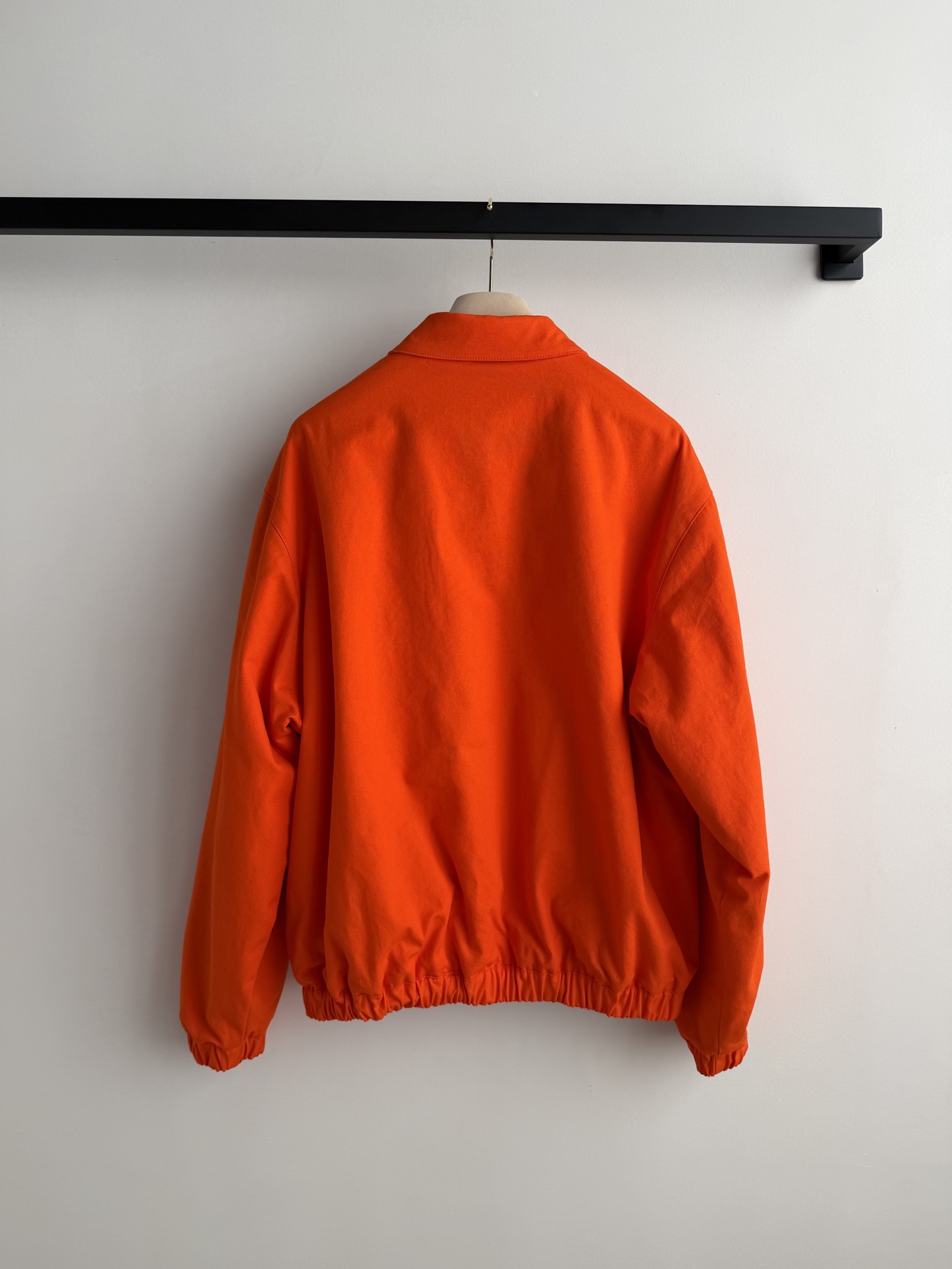 Miu Mi*🆕2026春夏系列橙色拉链夹克，轻便面料+束腰设计，简约又时髦！正面品牌徽标超有辨识度，内