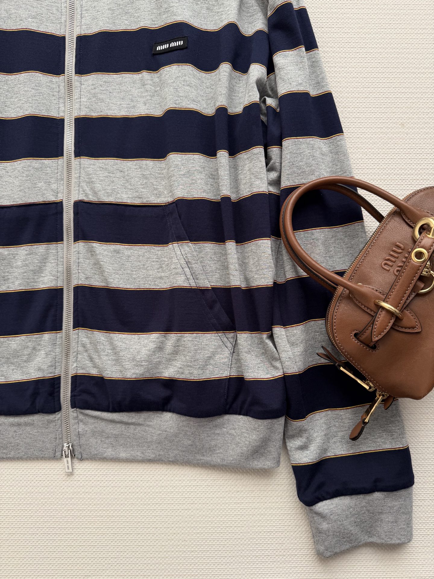 Miumi*🆕26Ss早春新款 微标条纹拉链连帽卫衣外套丨⚠独家开发！顶级高版出品！以藏青与麻灰的经典条