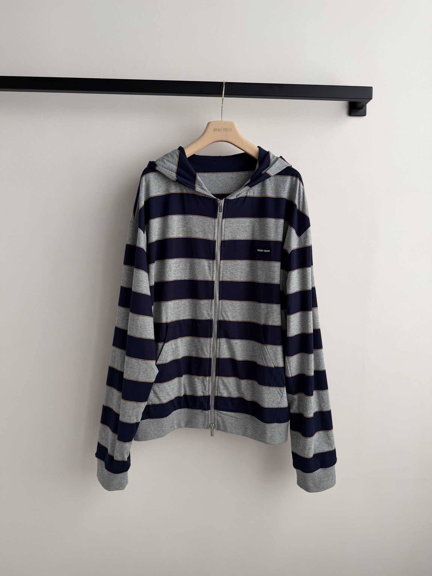 Miumi*🆕26Ss早春新款 微标条纹拉链连帽卫衣外套丨⚠独家开发！顶级高版出品！以藏青与麻灰的经典条