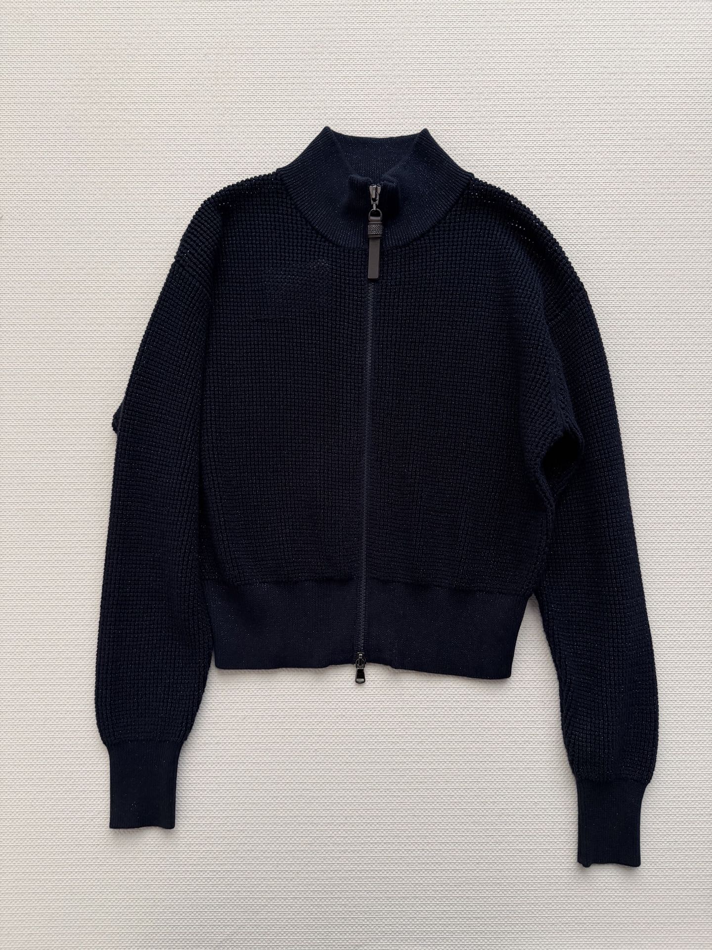 BC🆕新款开衫，璀璨细节升华这款闪烁纹理棉质开衫的休闲意趣。柔软衣身上闪耀的拉梅纱线光泽，为单品注入一抹