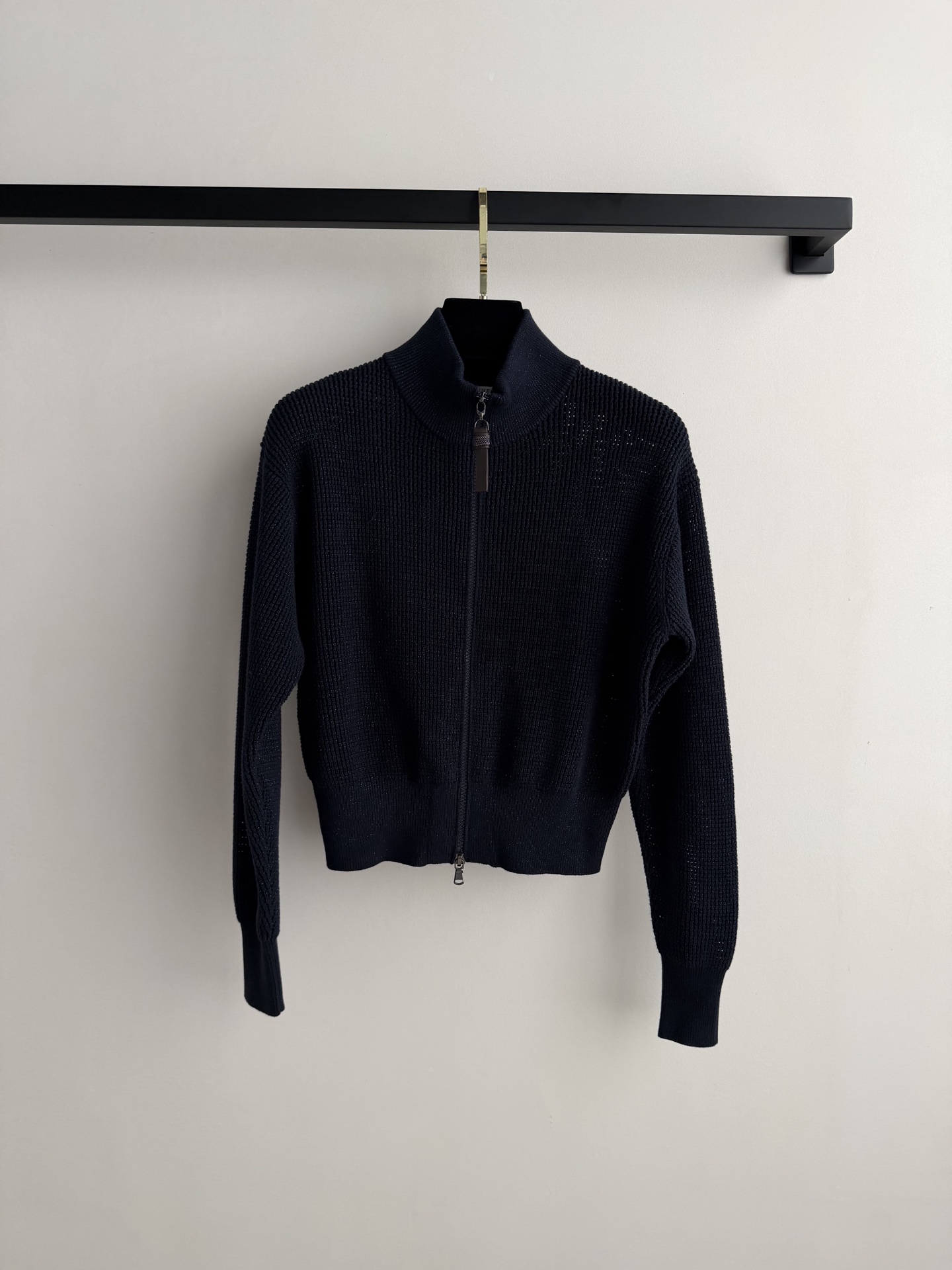 BC🆕新款开衫，璀璨细节升华这款闪烁纹理棉质开衫的休闲意趣。柔软衣身上闪耀的拉梅纱线光泽，为单品注入一抹