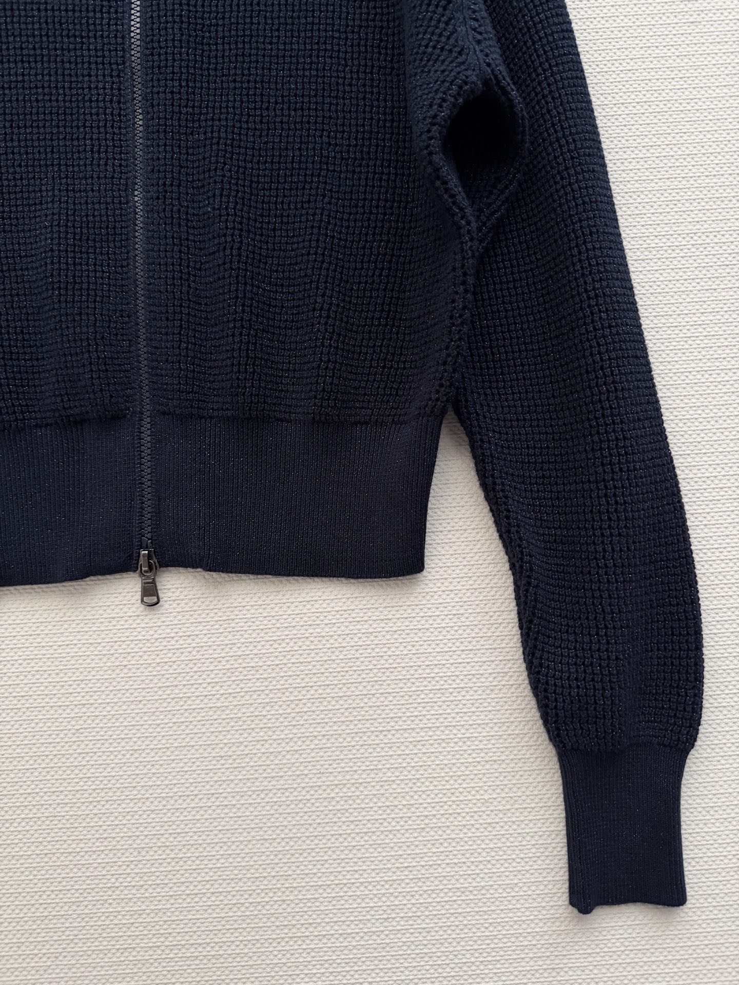 BC🆕新款开衫，璀璨细节升华这款闪烁纹理棉质开衫的休闲意趣。柔软衣身上闪耀的拉梅纱线光泽，为单品注入一抹