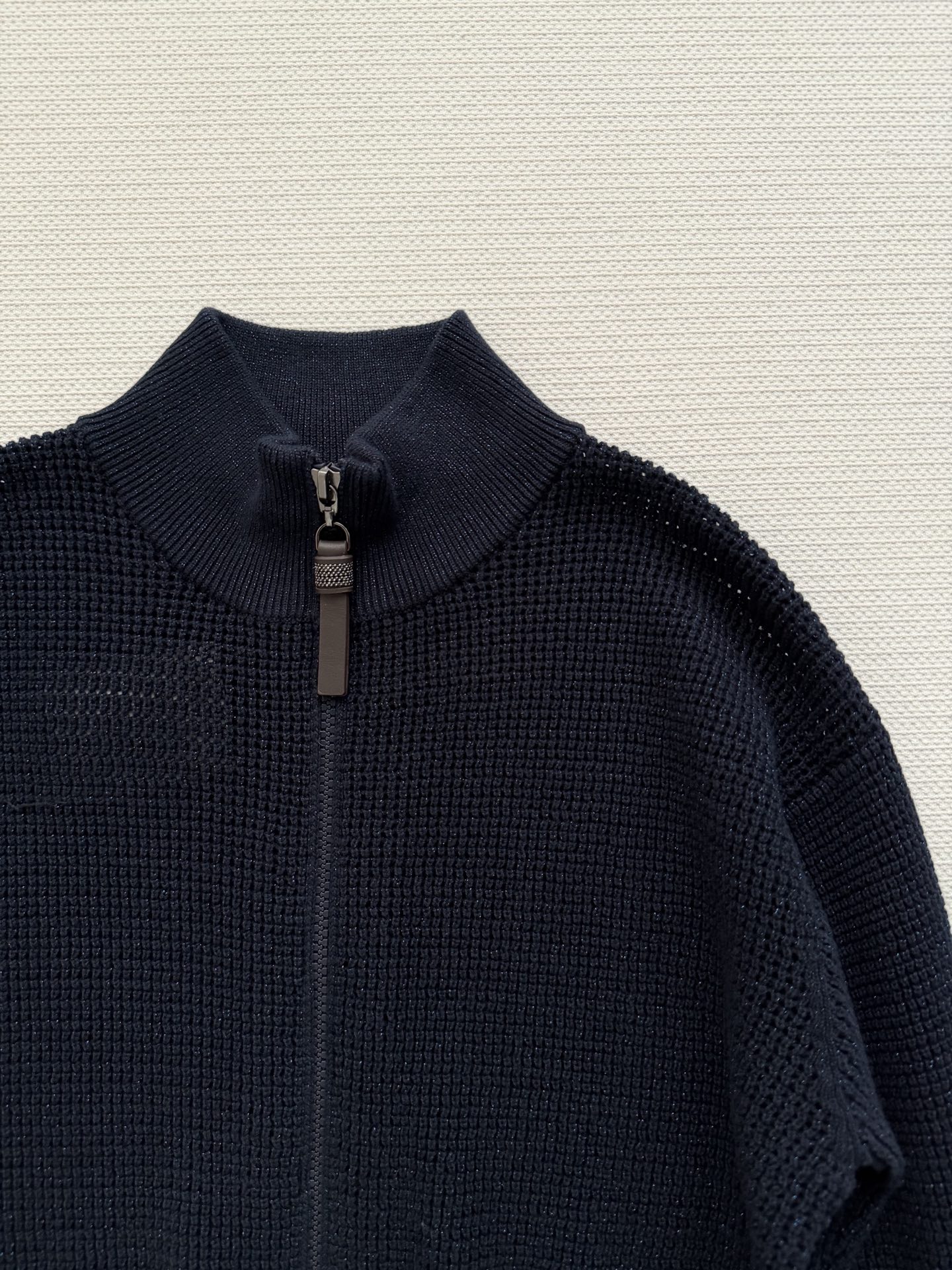 BC🆕新款开衫，璀璨细节升华这款闪烁纹理棉质开衫的休闲意趣。柔软衣身上闪耀的拉梅纱线光泽，为单品注入一抹