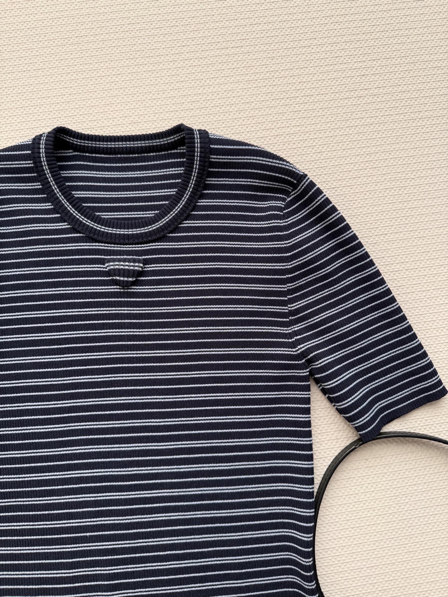 Prad*🆕这款蓝白条纹修身短袖针织，圆领设计+细密条纹，简约又经典，百搭不挑人！面料弹性好，贴合身形，