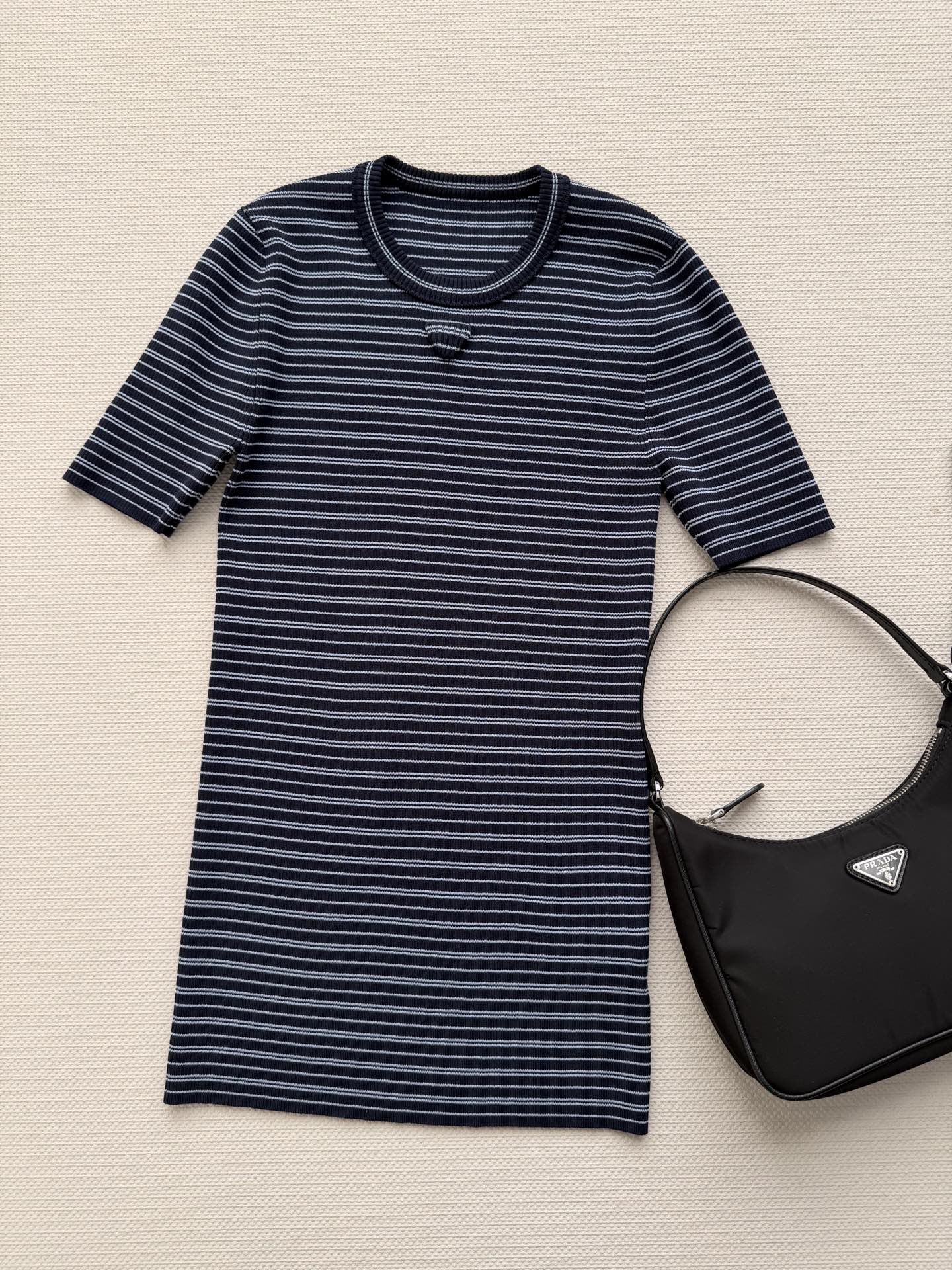 Prad*🆕这款蓝白条纹修身短袖针织，圆领设计+细密条纹，简约又经典，百搭不挑人！面料弹性好，贴合身形，