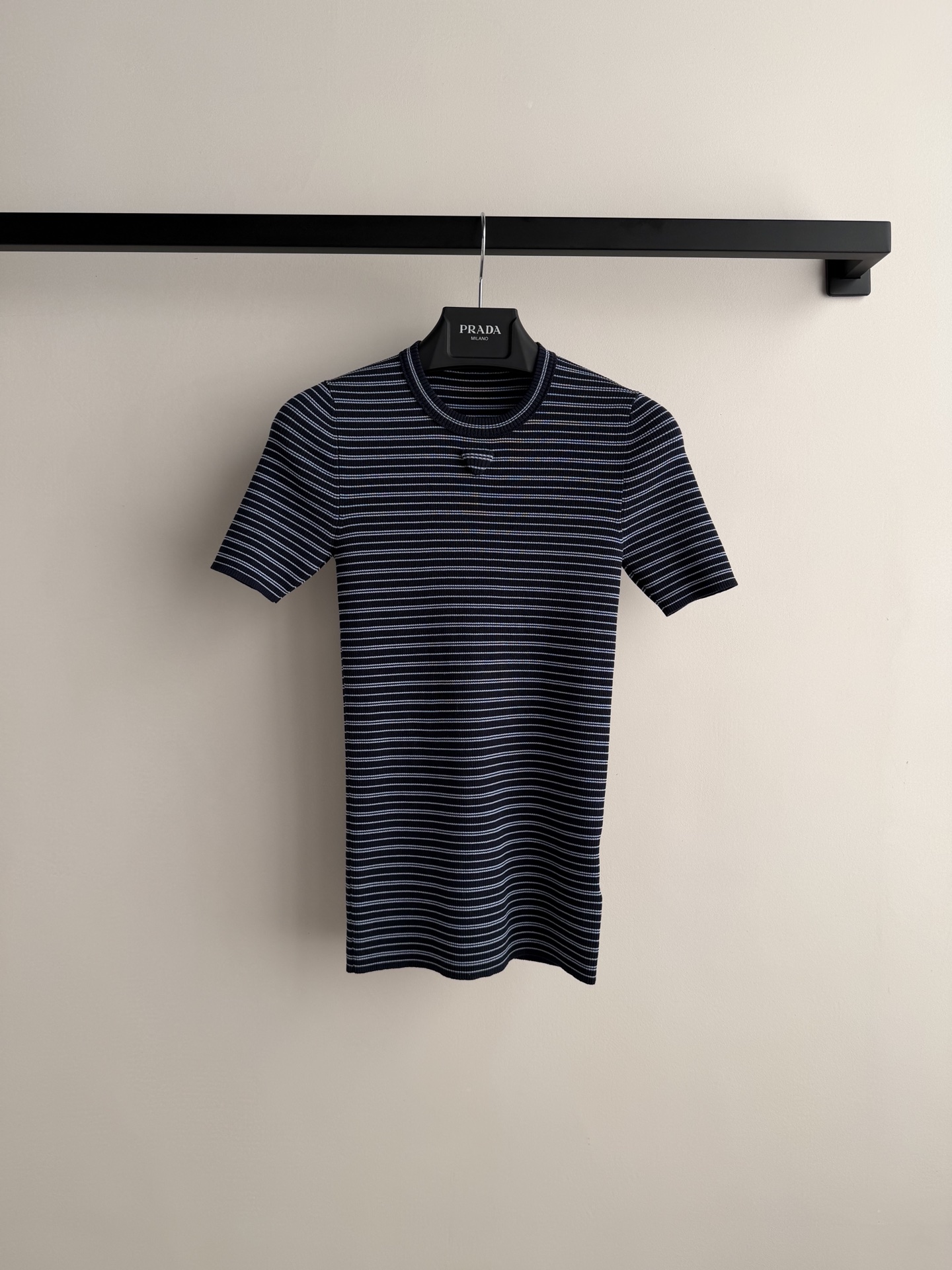 Prad*🆕这款蓝白条纹修身短袖针织，圆领设计+细密条纹，简约又经典，百搭不挑人！面料弹性好，贴合身形，