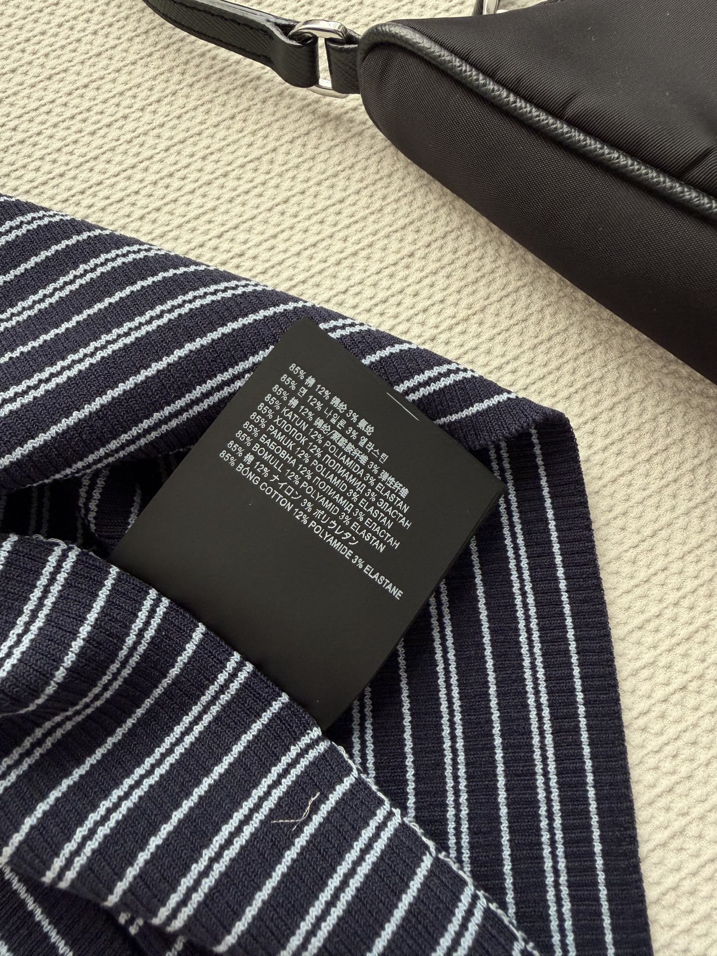 Prad*🆕这款蓝白条纹修身短袖针织，圆领设计+细密条纹，简约又经典，百搭不挑人！面料弹性好，贴合身形，