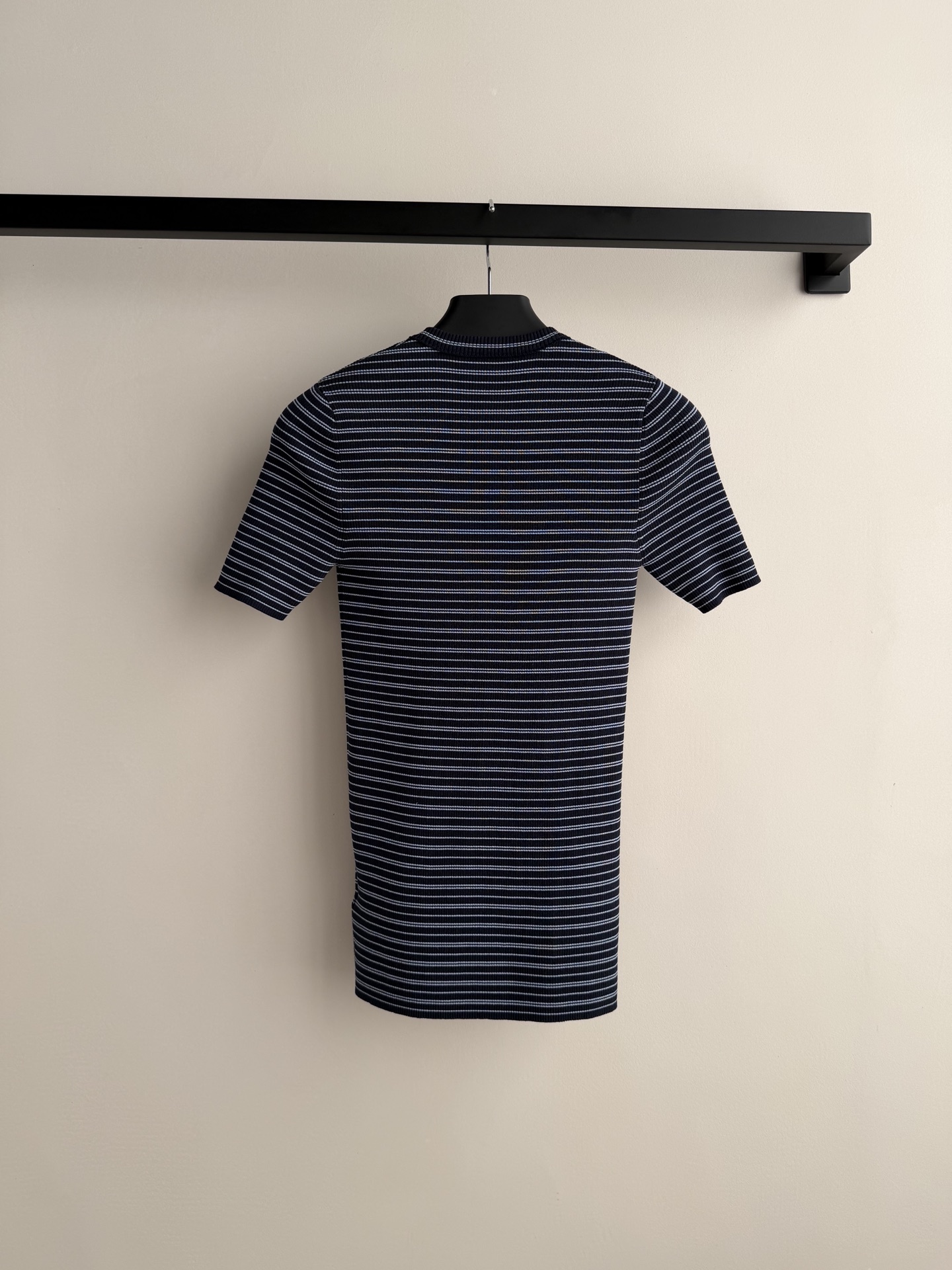 Prad*🆕这款蓝白条纹修身短袖针织，圆领设计+细密条纹，简约又经典，百搭不挑人！面料弹性好，贴合身形，