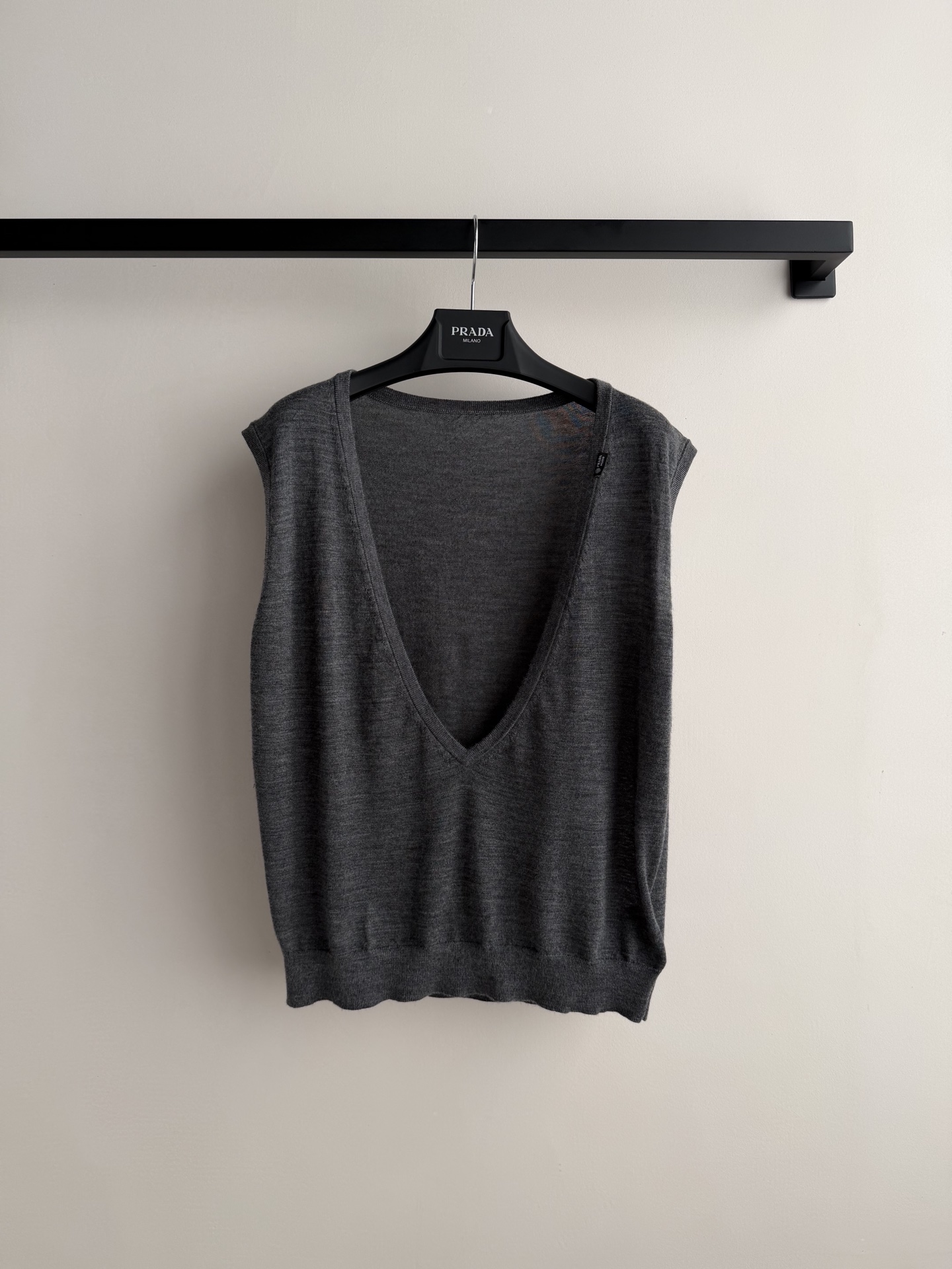 Prad*🆕新款，灰色V领针织背心，宽松无袖设计，简约百搭，适合叠穿或单穿。面料柔软舒适，羊绒成分，秋冬