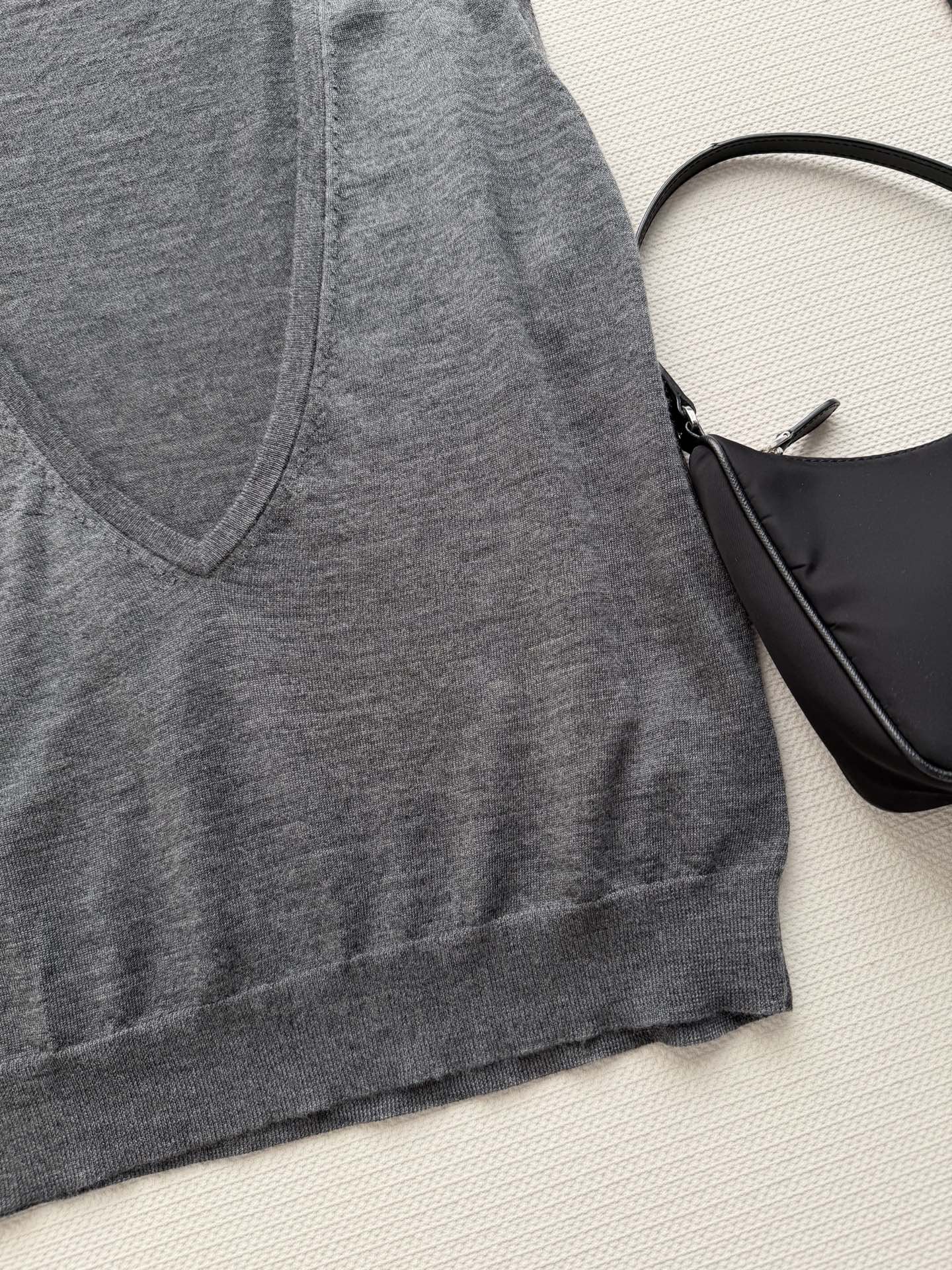 Prad*🆕新款，灰色V领针织背心，宽松无袖设计，简约百搭，适合叠穿或单穿。面料柔软舒适，羊绒成分，秋冬