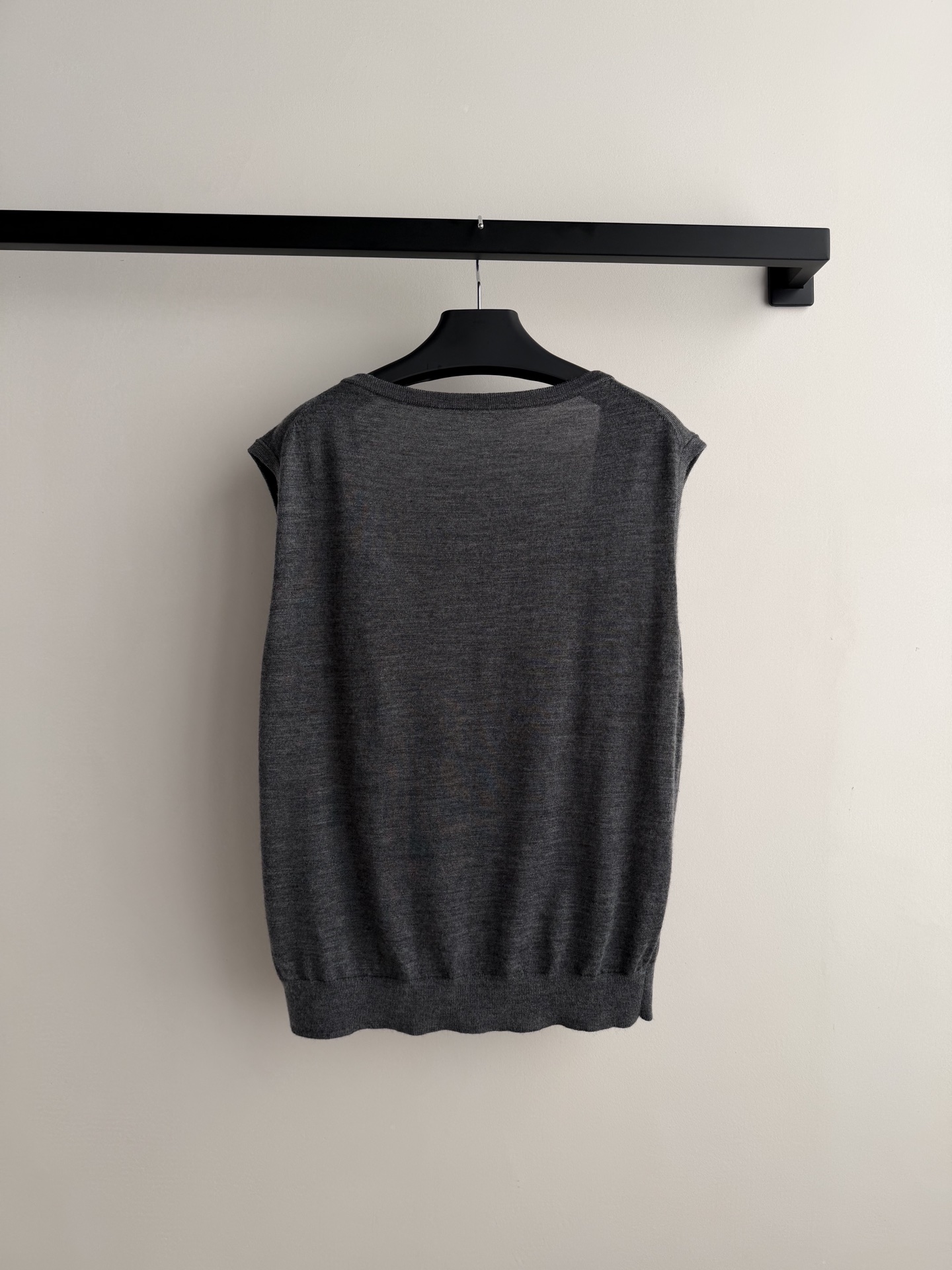 Prad*🆕新款，灰色V领针织背心，宽松无袖设计，简约百搭，适合叠穿或单穿。面料柔软舒适，羊绒成分，秋冬