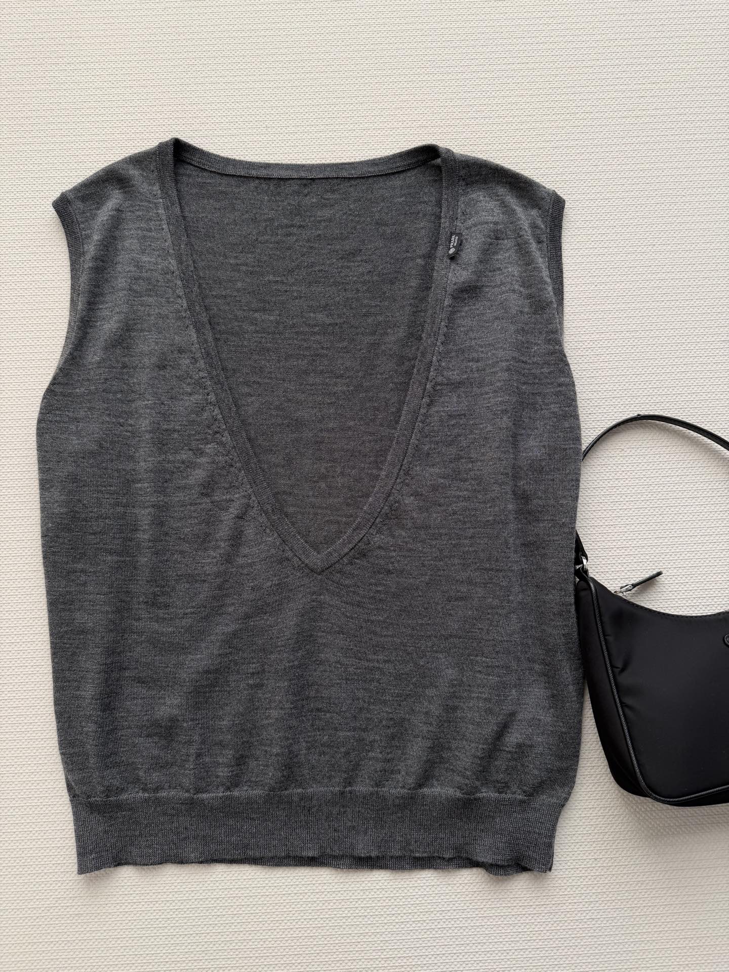 Prad*🆕新款，灰色V领针织背心，宽松无袖设计，简约百搭，适合叠穿或单穿。面料柔软舒适，羊绒成分，秋冬