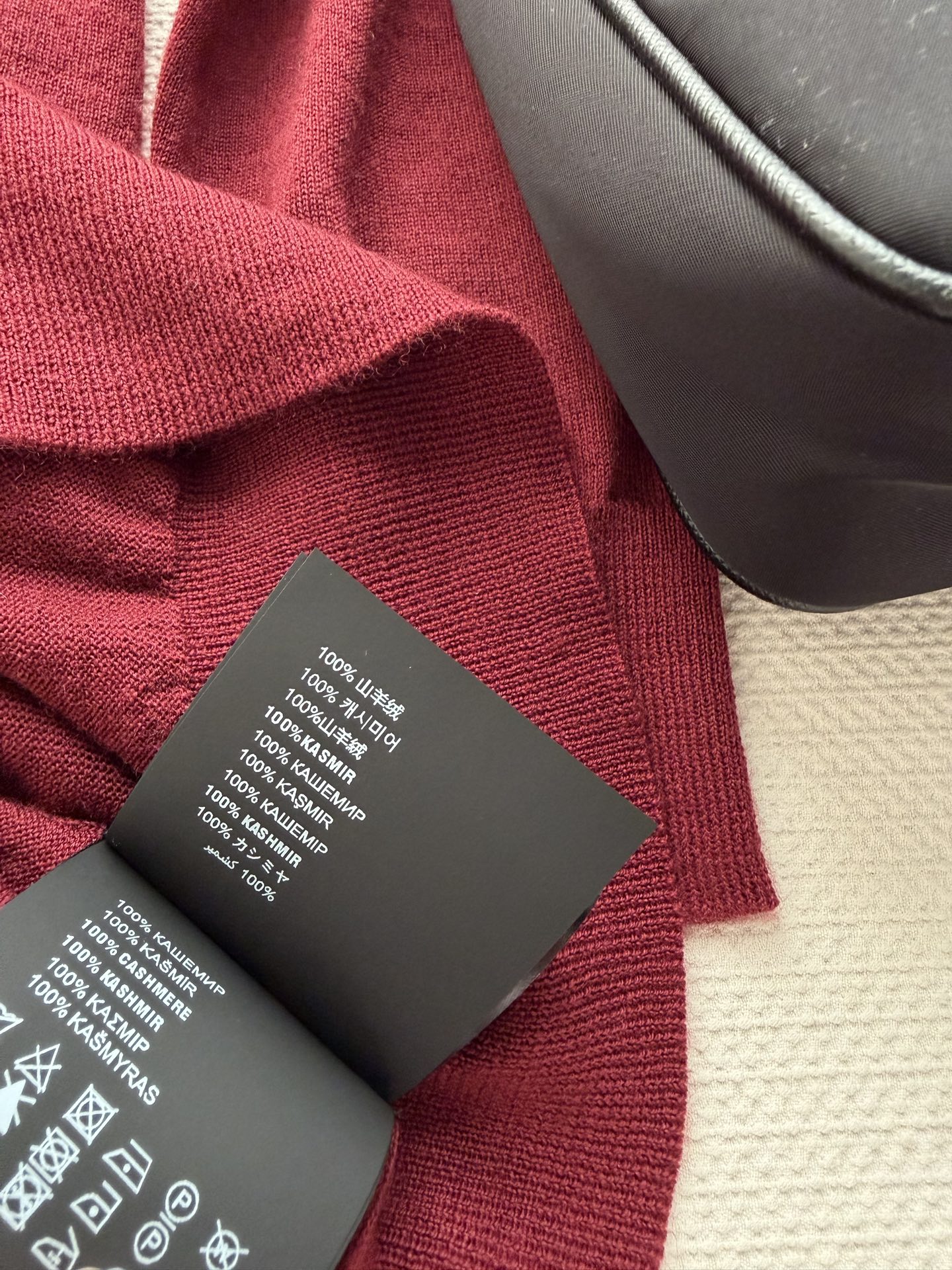 Prad*🆕新款，酒红色V领针织，宽松设计，简约百搭，适合叠穿或单穿。面料柔软舒适，羊绒成分，秋冬季节超