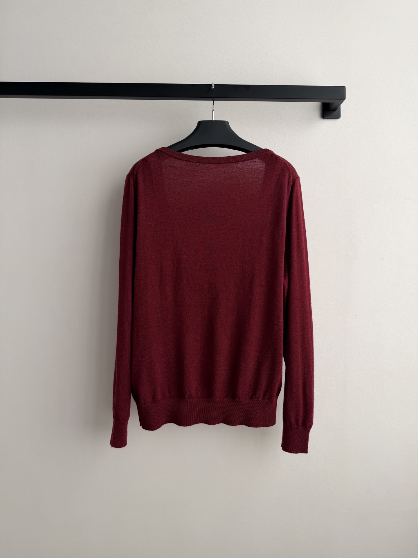 Prad*🆕新款，酒红色V领针织，宽松设计，简约百搭，适合叠穿或单穿。面料柔软舒适，羊绒成分，秋冬季节超