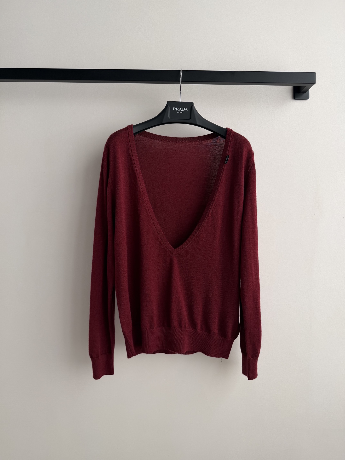 Prad*🆕新款，酒红色V领针织，宽松设计，简约百搭，适合叠穿或单穿。面料柔软舒适，羊绒成分，秋冬季节超