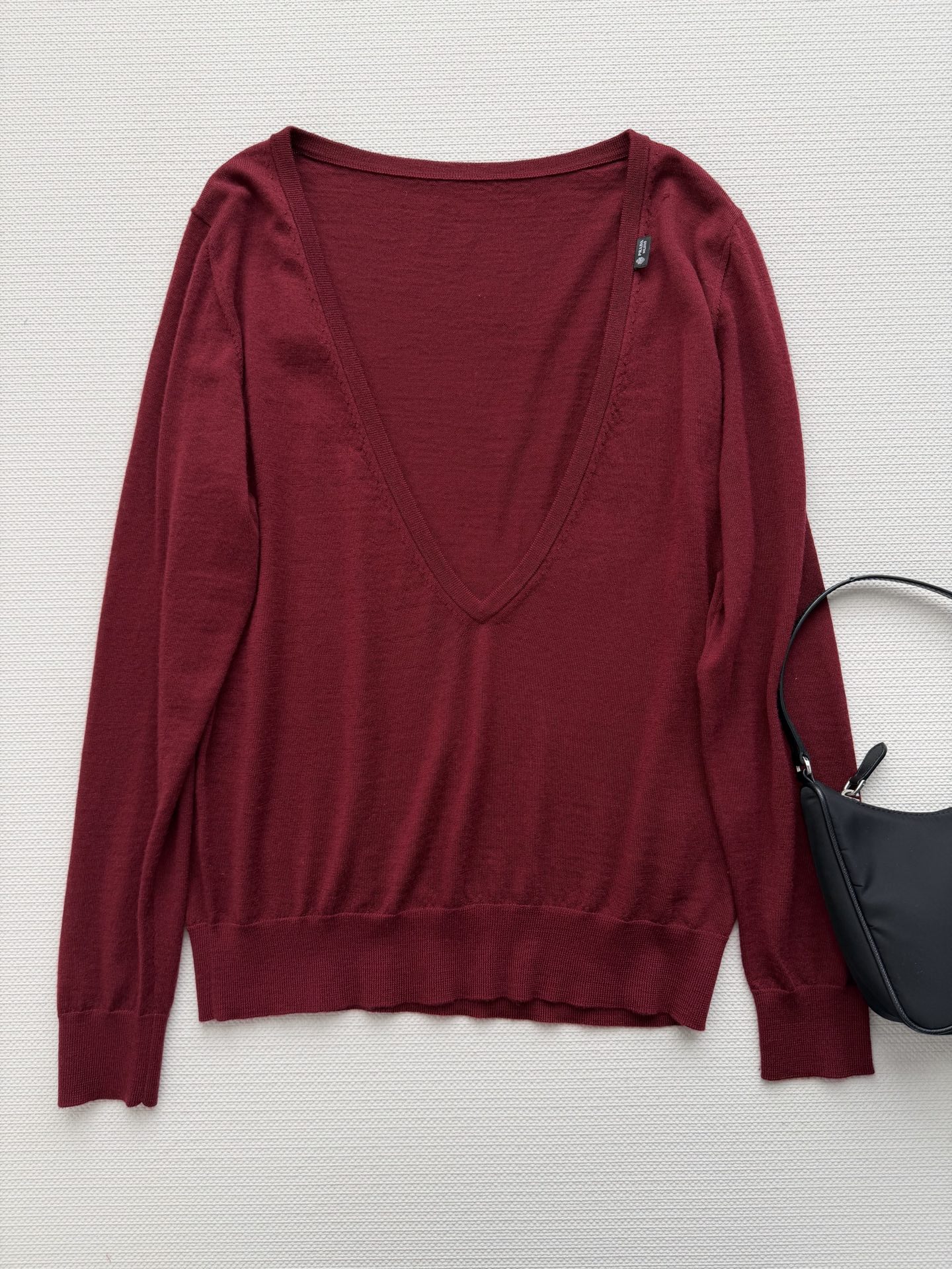 Prad*🆕新款，酒红色V领针织，宽松设计，简约百搭，适合叠穿或单穿。面料柔软舒适，羊绒成分，秋冬季节超