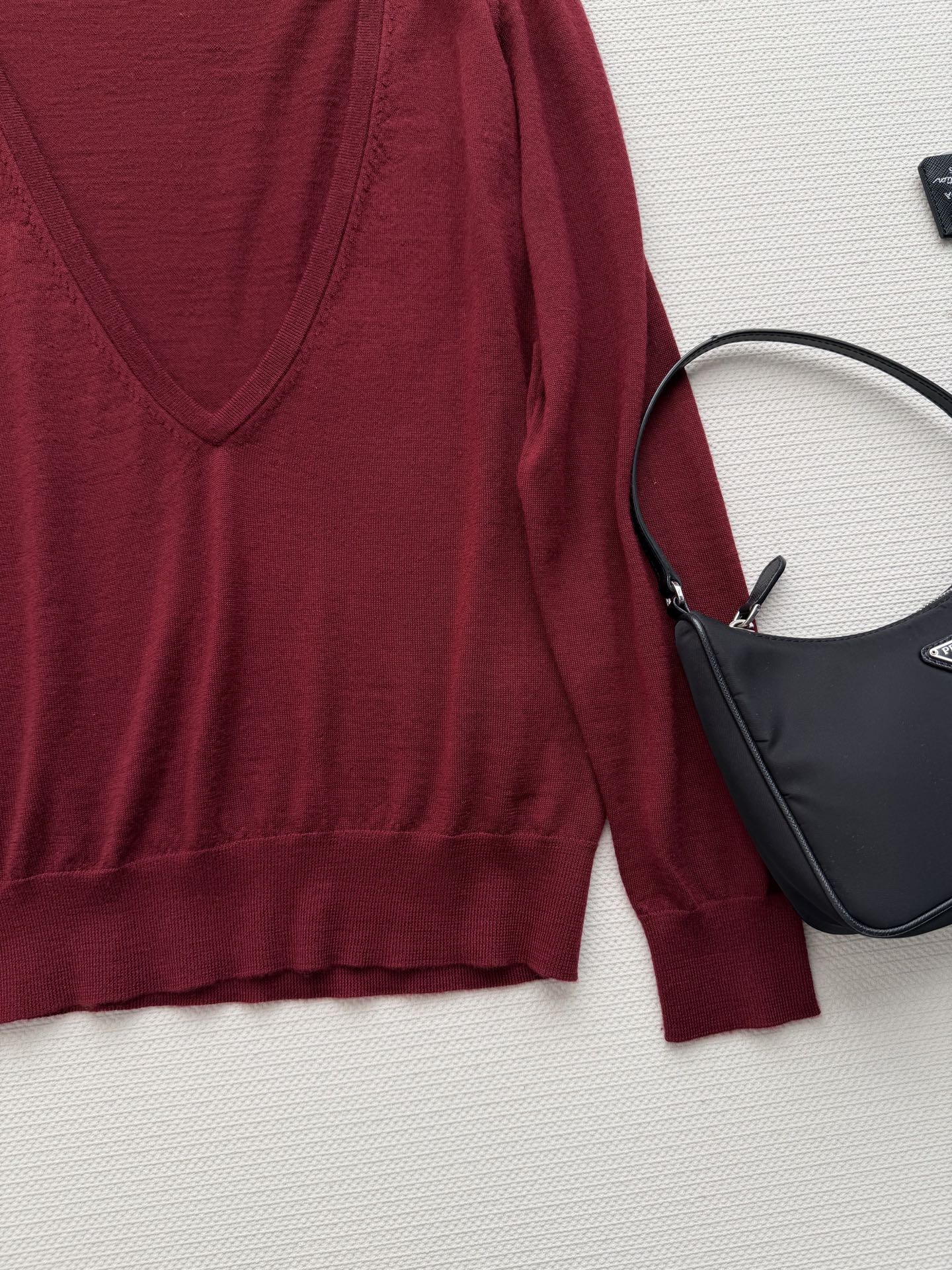 Prad*🆕新款，酒红色V领针织，宽松设计，简约百搭，适合叠穿或单穿。面料柔软舒适，羊绒成分，秋冬季节超