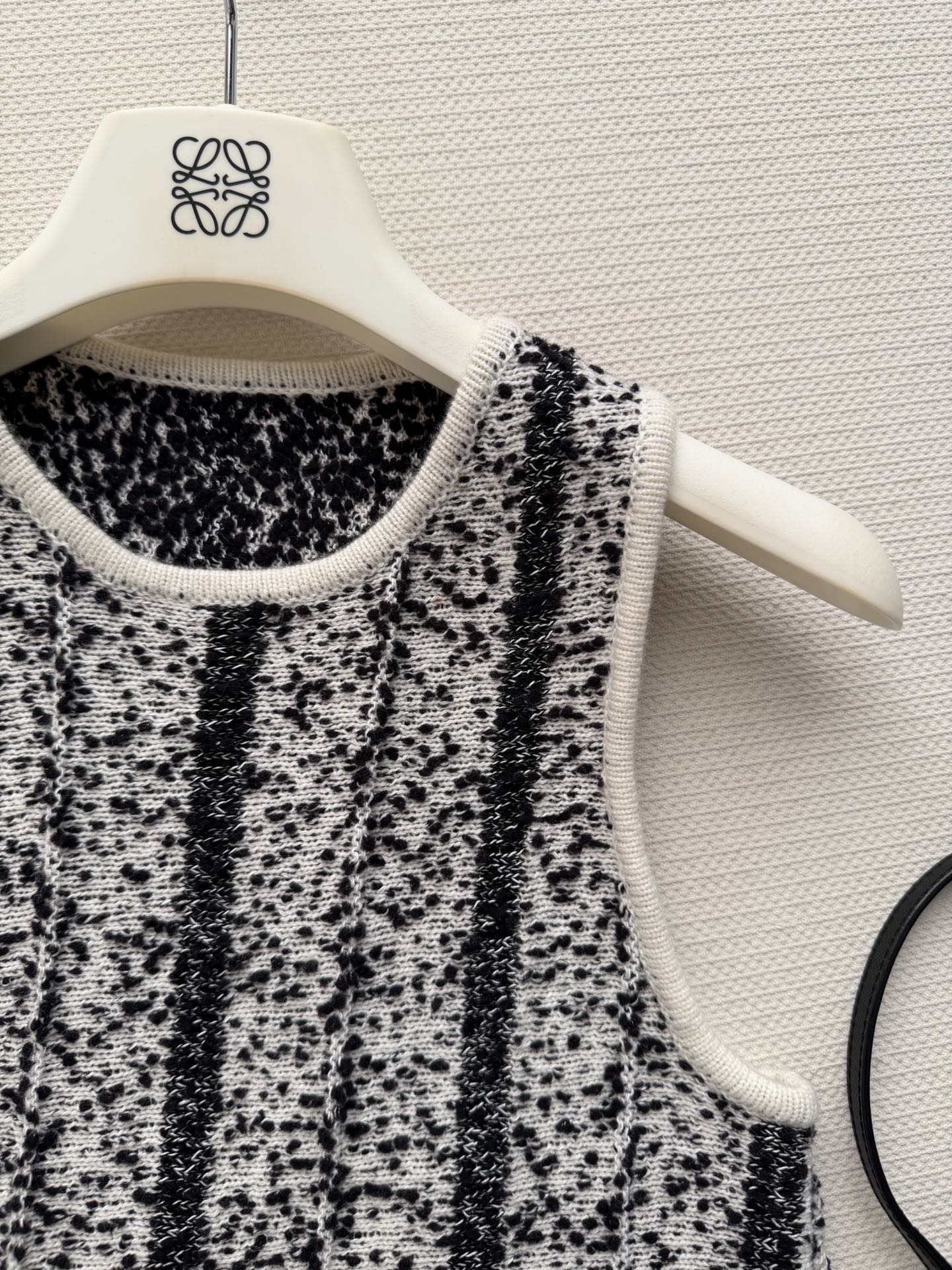 Loew*🆕新款背心，黑白混纺纱线，竖条纹理设计，简约又有细节感。无袖圆领，夏天穿超清爽，轻便透气，日常