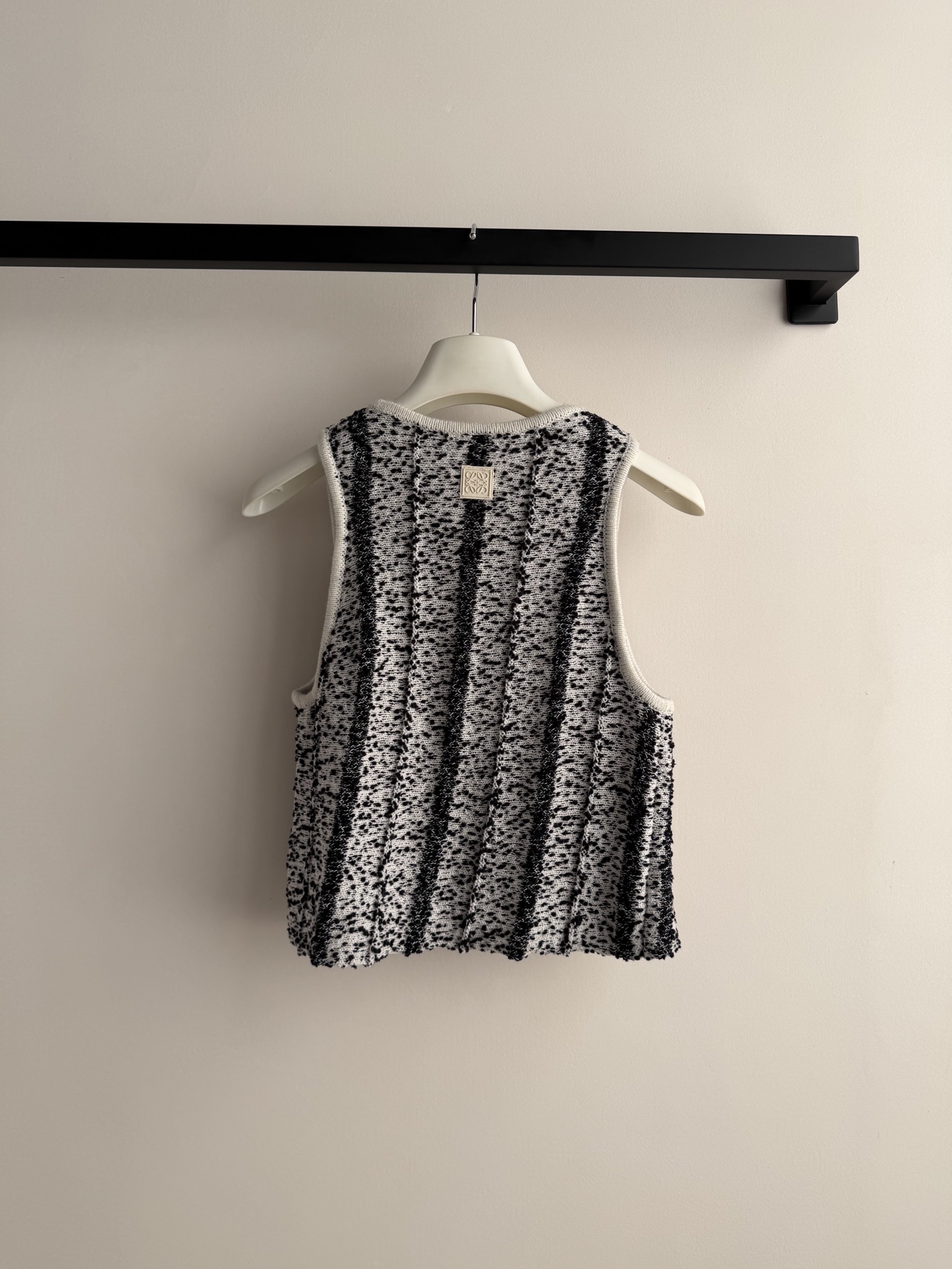 Loew*🆕新款背心，黑白混纺纱线，竖条纹理设计，简约又有细节感。无袖圆领，夏天穿超清爽，轻便透气，日常