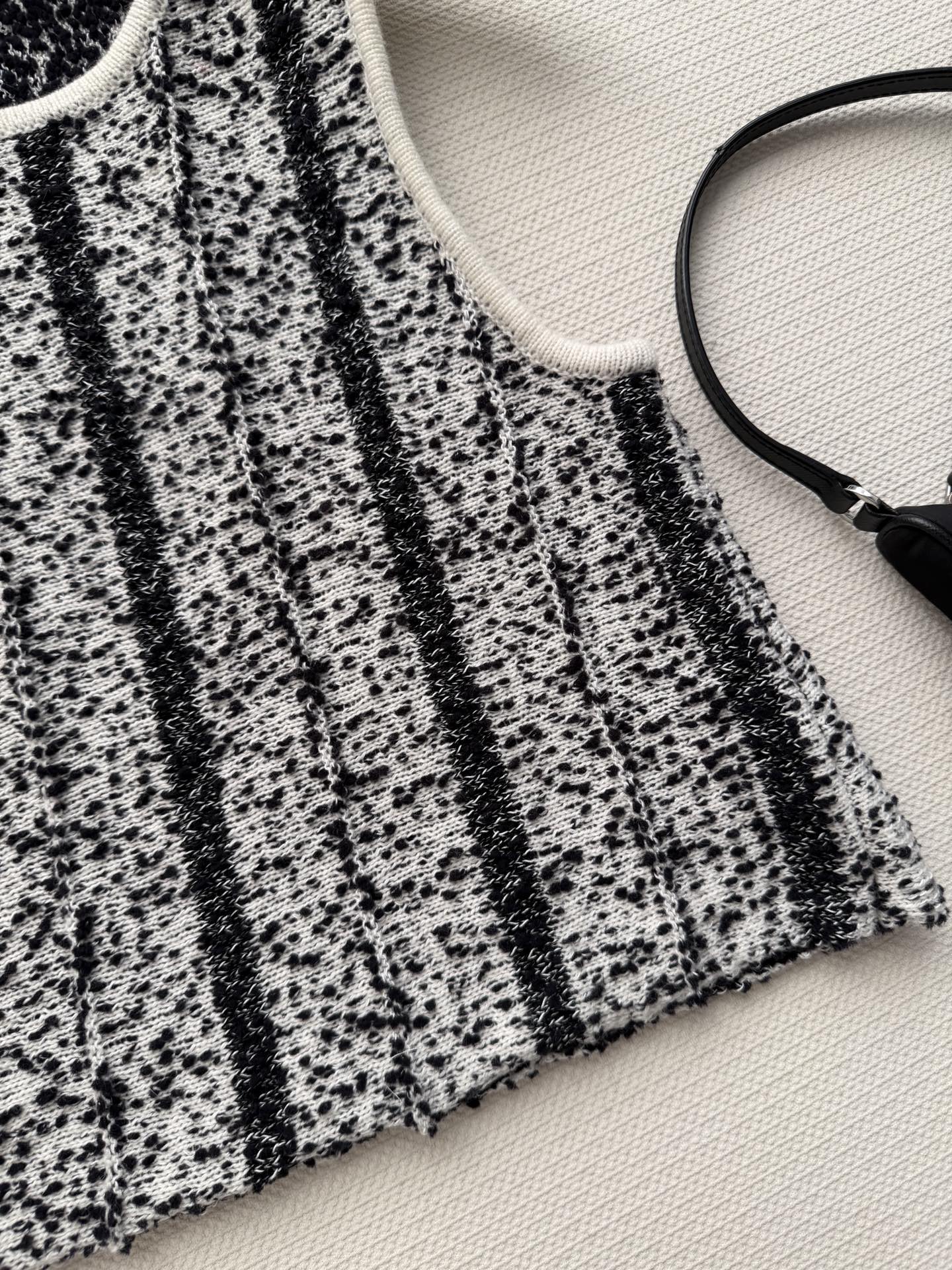 Loew*🆕新款背心，黑白混纺纱线，竖条纹理设计，简约又有细节感。无袖圆领，夏天穿超清爽，轻便透气，日常