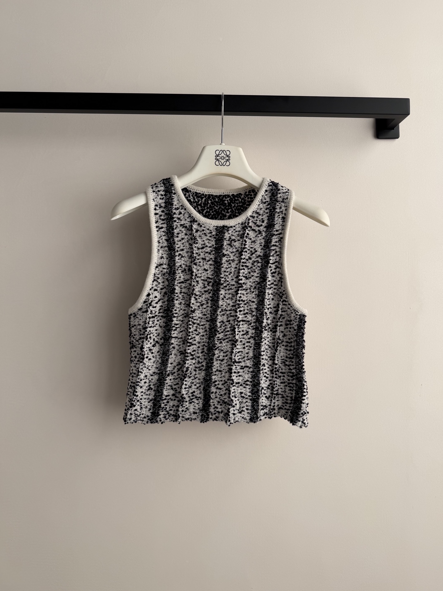 Loew*🆕新款背心，黑白混纺纱线，竖条纹理设计，简约又有细节感。无袖圆领，夏天穿超清爽，轻便透气，日常