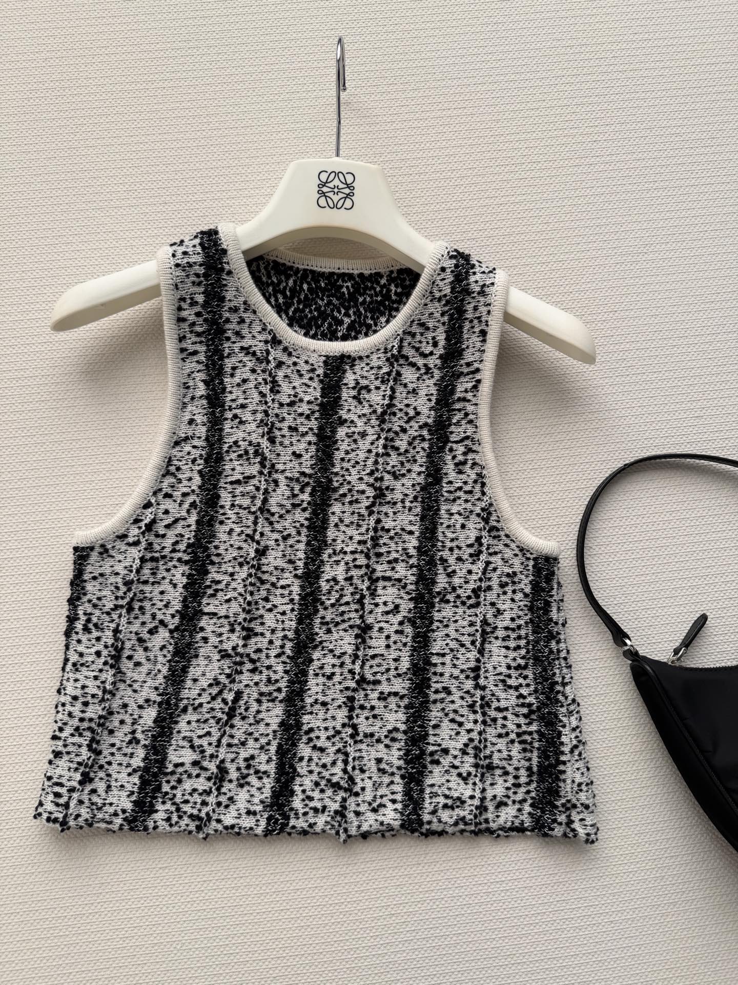 Loew*🆕新款背心，黑白混纺纱线，竖条纹理设计，简约又有细节感。无袖圆领，夏天穿超清爽，轻便透气，日常