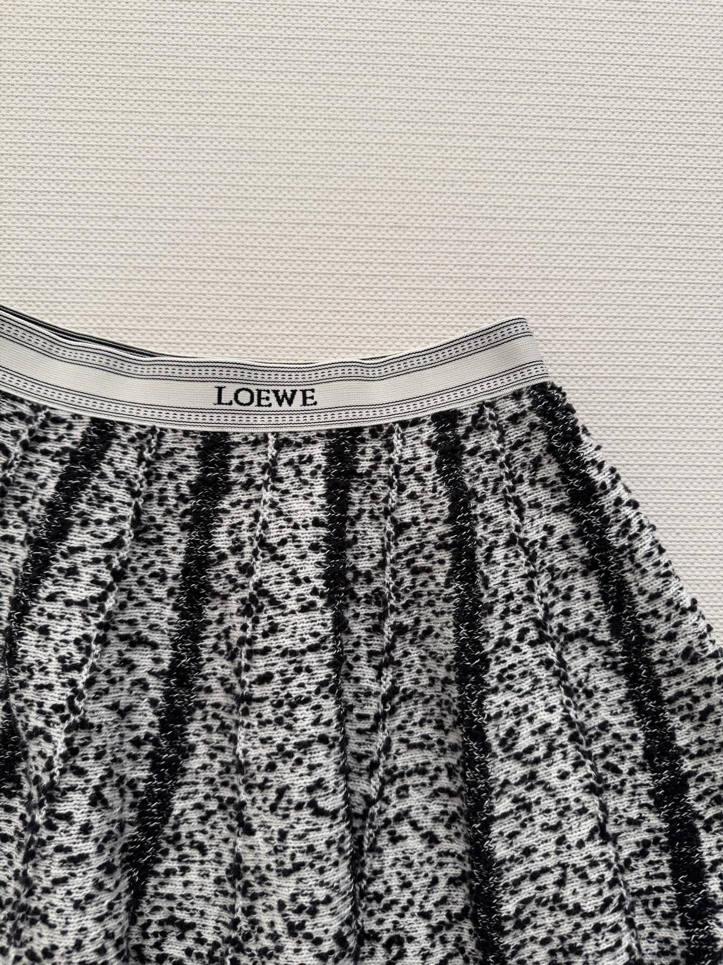 Loew*🆕新款半裙，黑白混纺纱线，竖条纹理设计，简约又有细节感，夏天穿超清爽，轻便透气，日常或度假都很