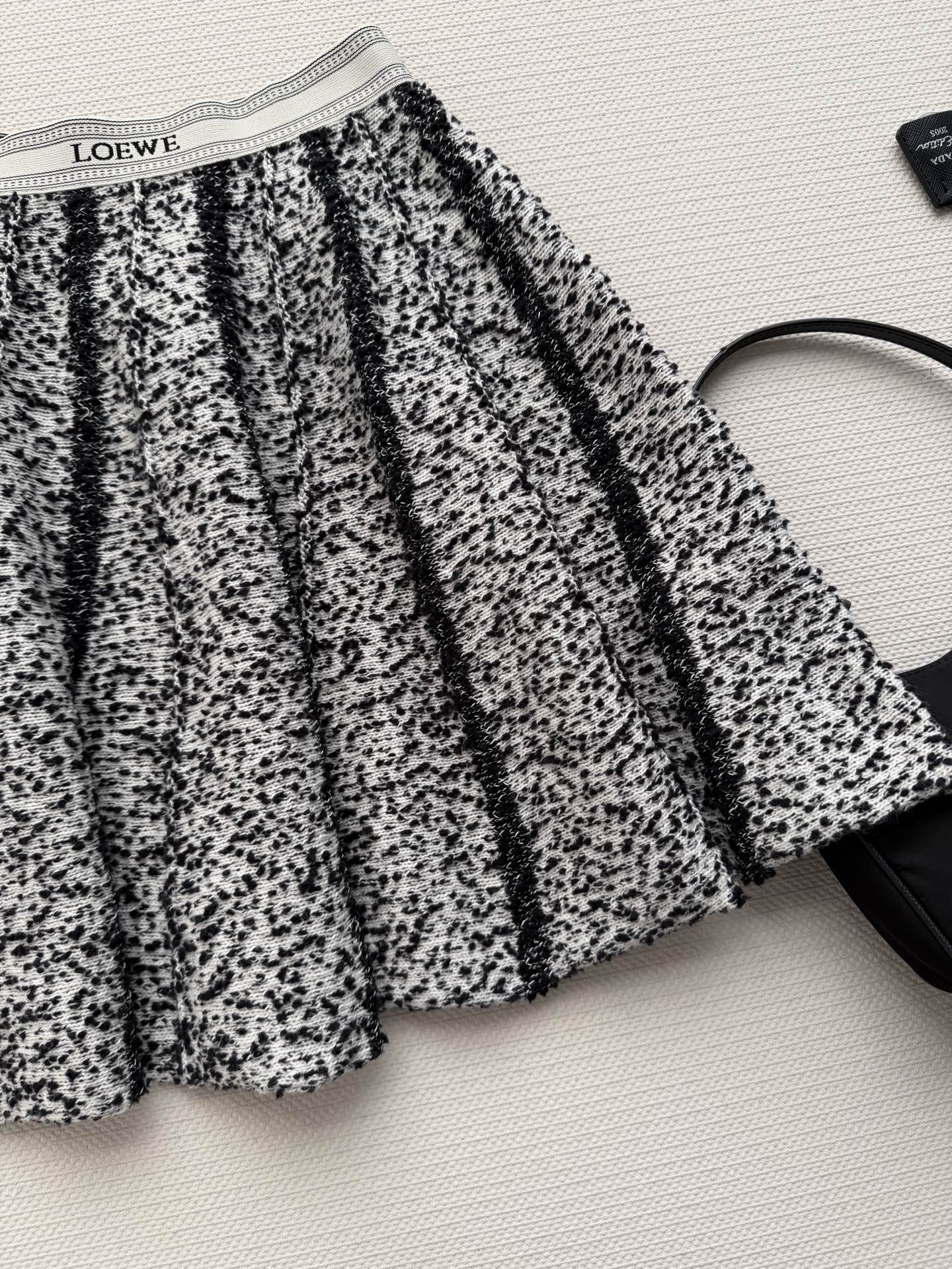 Loew*🆕新款半裙，黑白混纺纱线，竖条纹理设计，简约又有细节感，夏天穿超清爽，轻便透气，日常或度假都很