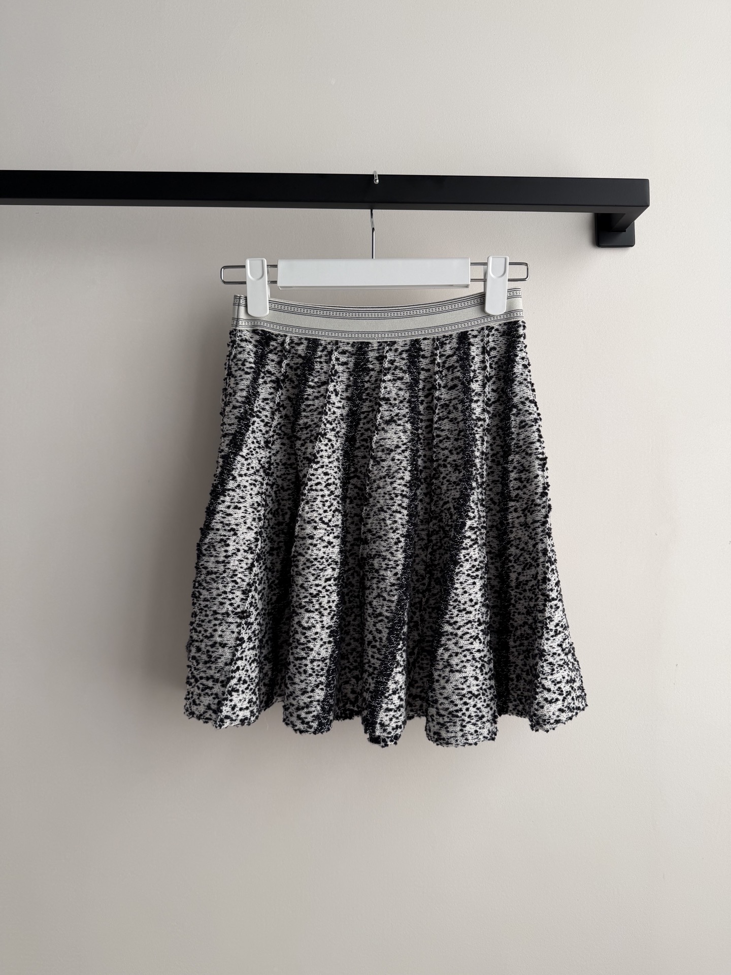 Loew*🆕新款半裙，黑白混纺纱线，竖条纹理设计，简约又有细节感，夏天穿超清爽，轻便透气，日常或度假都很