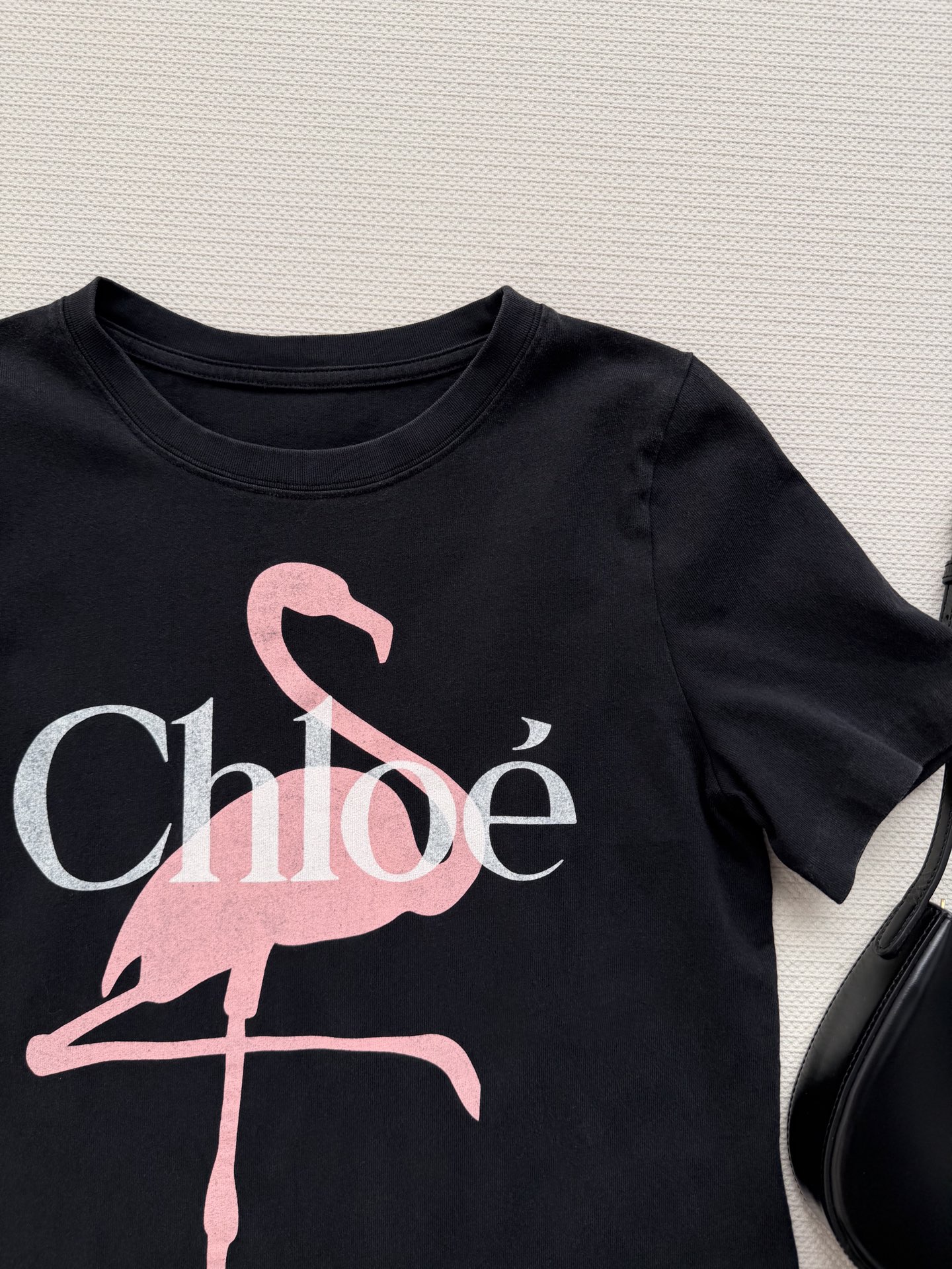 Chloé🆕2026早春度假系列火烈鸟印花T恤，黑色纯棉材质，正面粉色火烈鸟+品牌Logo，简约又有辨识