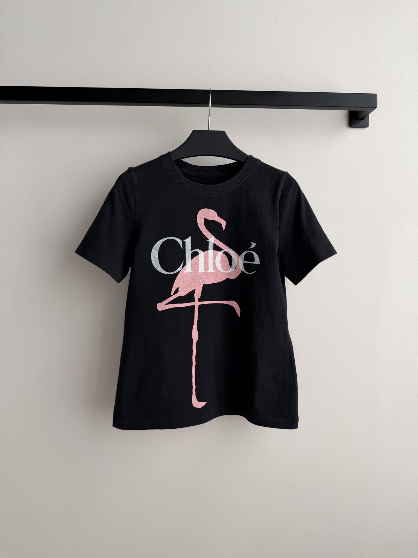 Chloé🆕2026早春度假系列火烈鸟印花T恤，黑色纯棉材质，正面粉色火烈鸟+品牌Logo，简约又有辨识