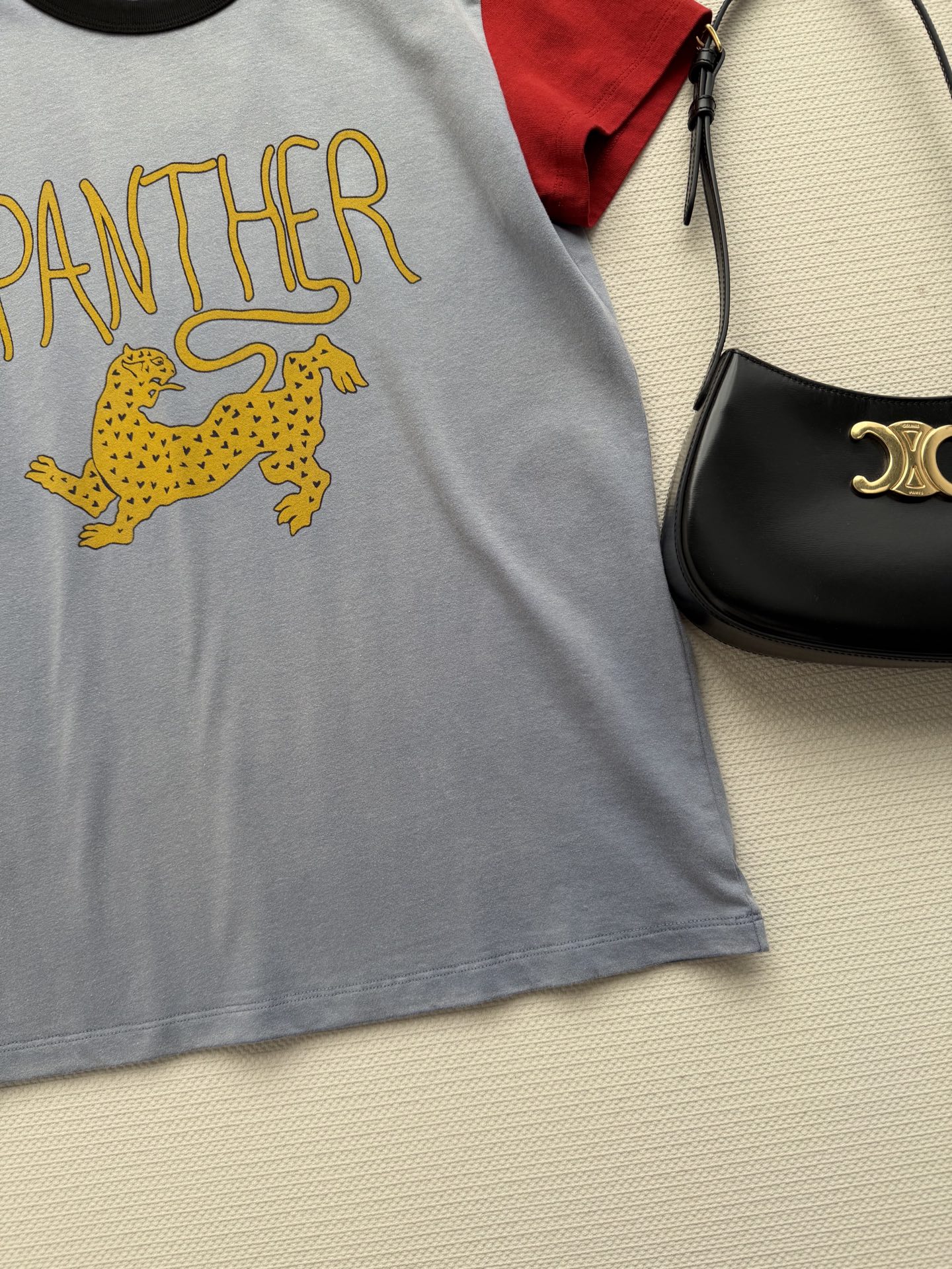 Valentin*🆕这款金钱豹印花T恤，灰色主色+红色袖子，撞色设计超吸睛！正面黄色金钱豹图案+“PAN