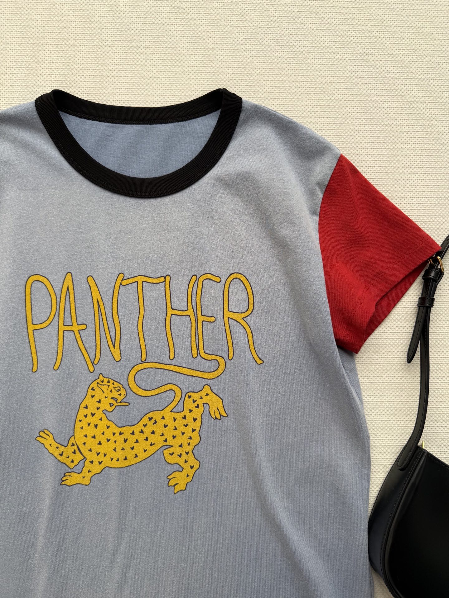 Valentin*🆕这款金钱豹印花T恤，灰色主色+红色袖子，撞色设计超吸睛！正面黄色金钱豹图案+“PAN