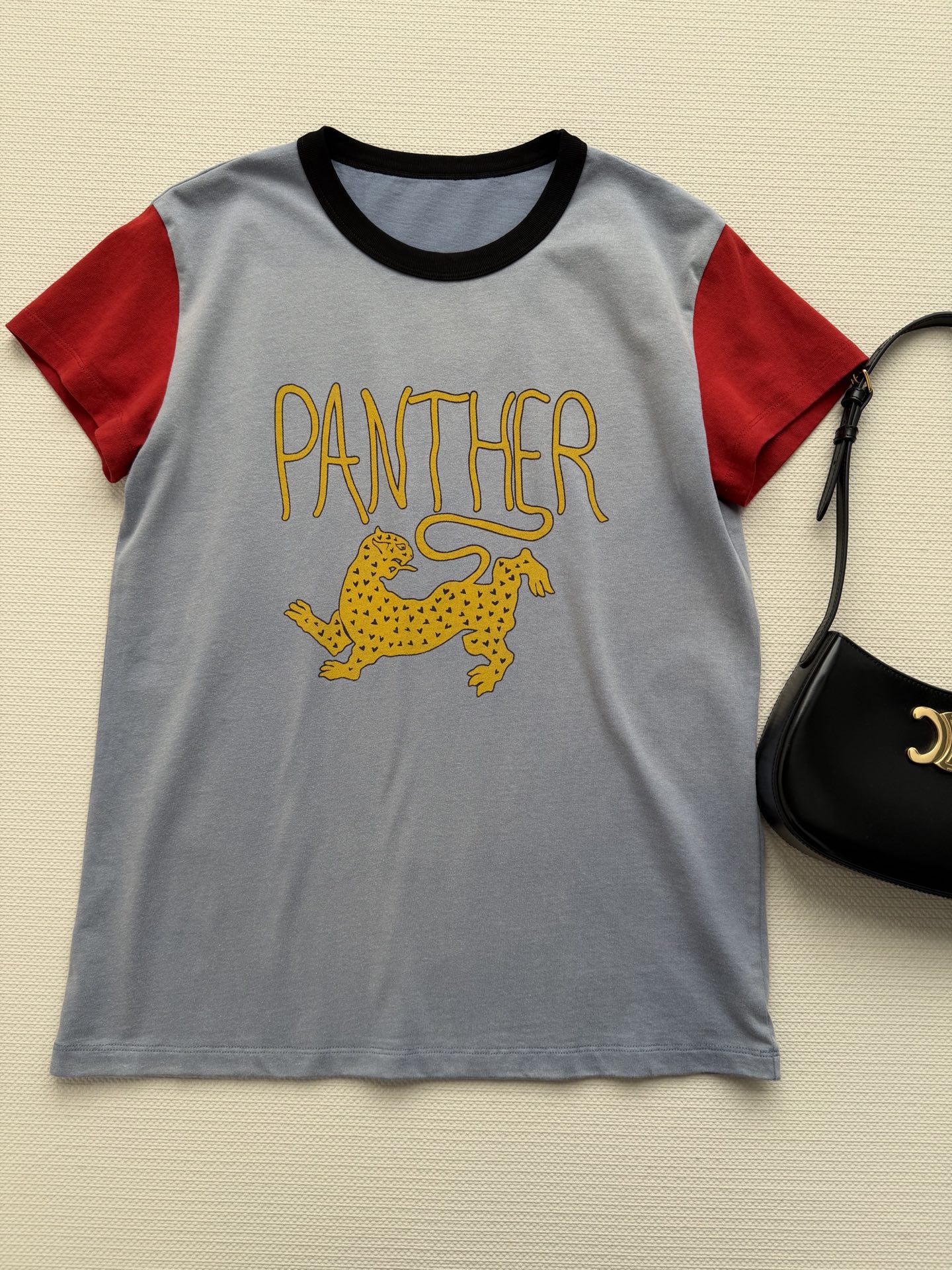 Valentin*🆕这款金钱豹印花T恤，灰色主色+红色袖子，撞色设计超吸睛！正面黄色金钱豹图案+“PAN