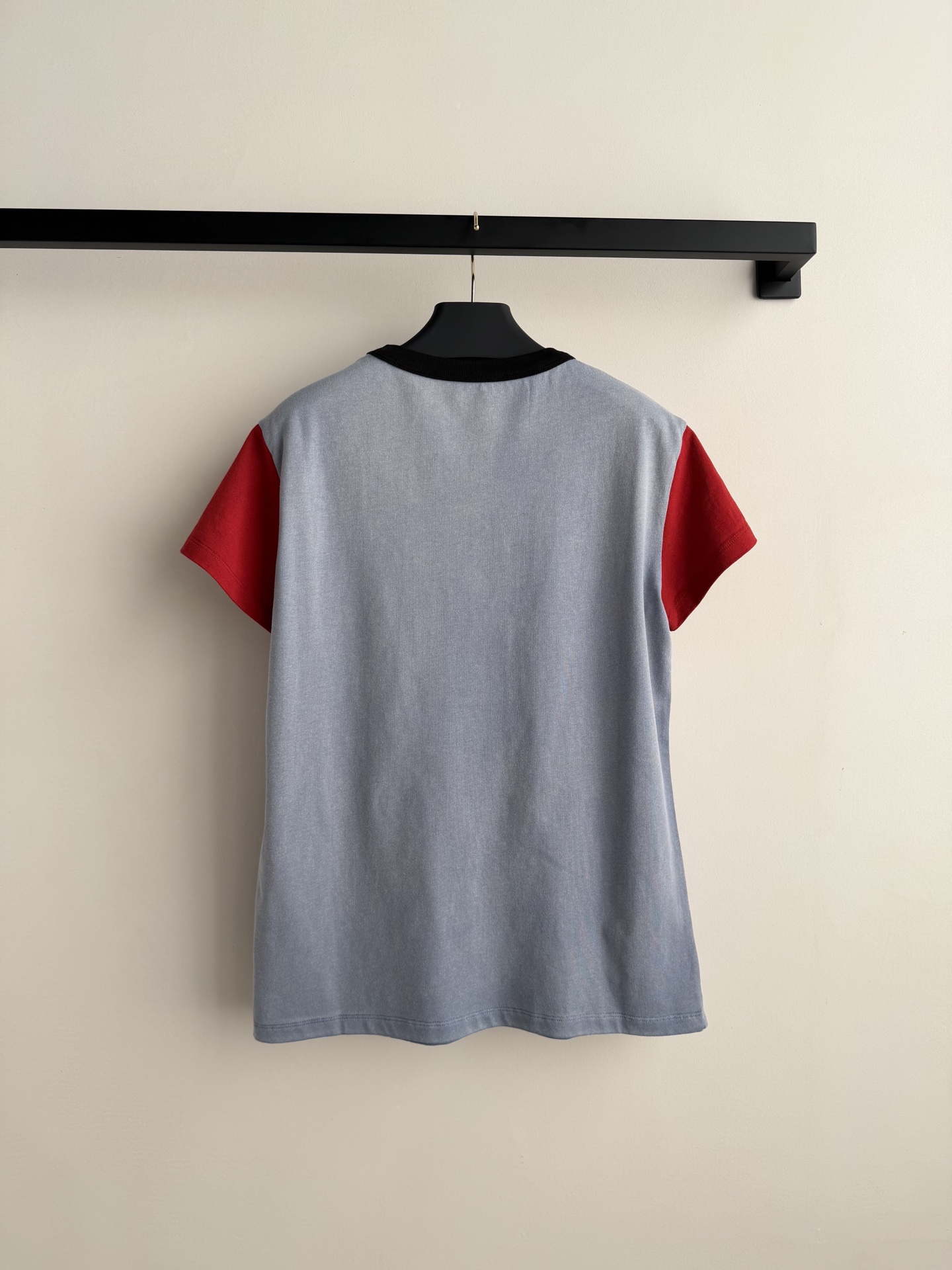 Valentin*🆕这款金钱豹印花T恤，灰色主色+红色袖子，撞色设计超吸睛！正面黄色金钱豹图案+“PAN