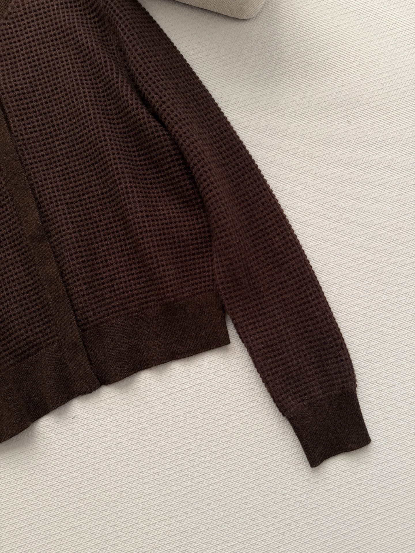 Loro Pian*🆕华夫格羊绒开衫，54%羊绒+46%棉混纺，触感柔软亲肤，保暖又透气。浅驼杂色低调高