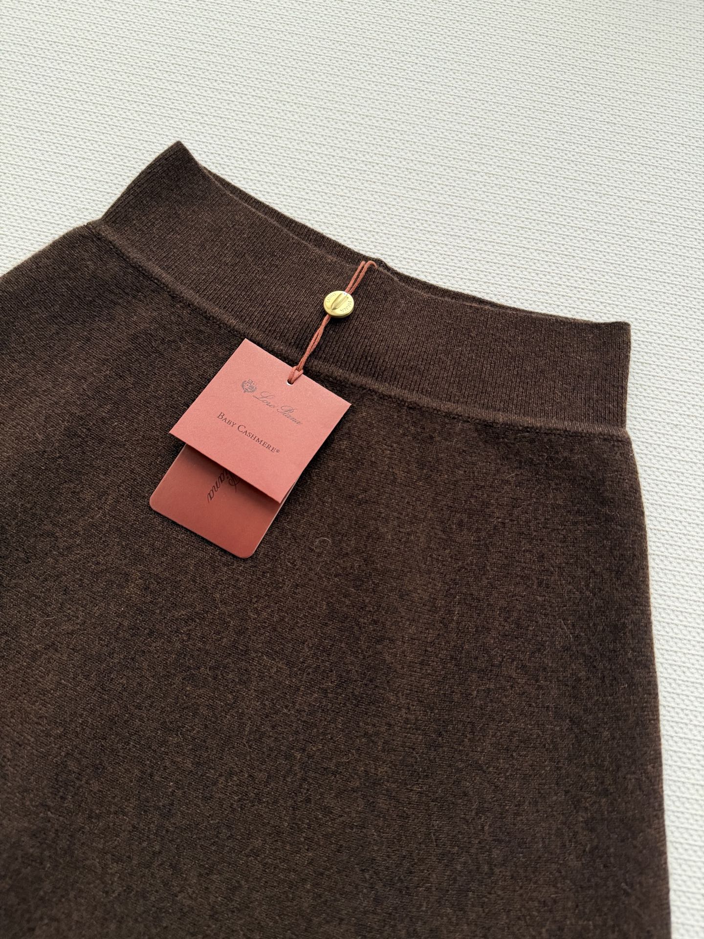 Loro Pian*🆕半裙，54%羊绒+46%棉混纺，触感柔软亲肤，保暖又透气。浅驼杂色低调高级，针织肌