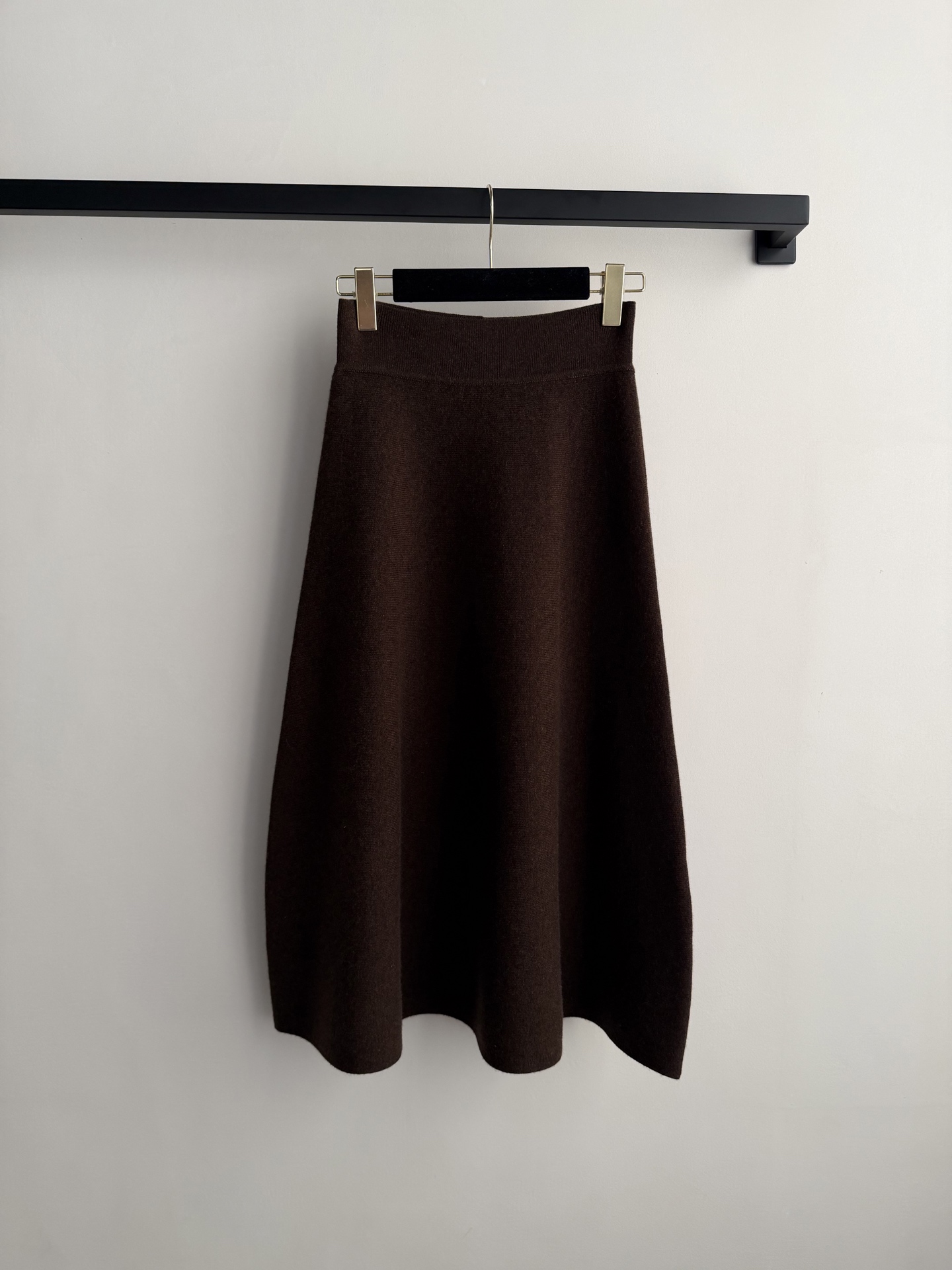 Loro Pian*🆕半裙，54%羊绒+46%棉混纺，触感柔软亲肤，保暖又透气。浅驼杂色低调高级，针织肌