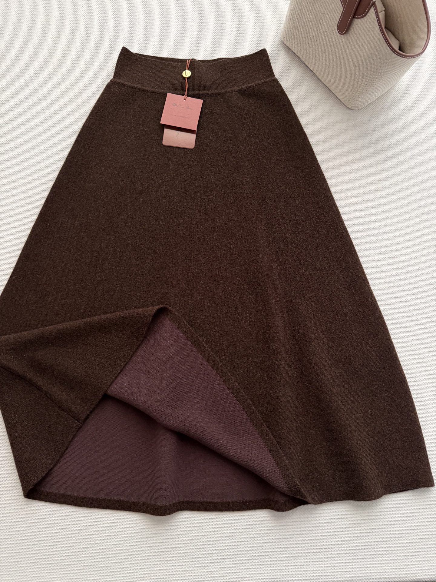 Loro Pian*🆕半裙，54%羊绒+46%棉混纺，触感柔软亲肤，保暖又透气。浅驼杂色低调高级，针织肌