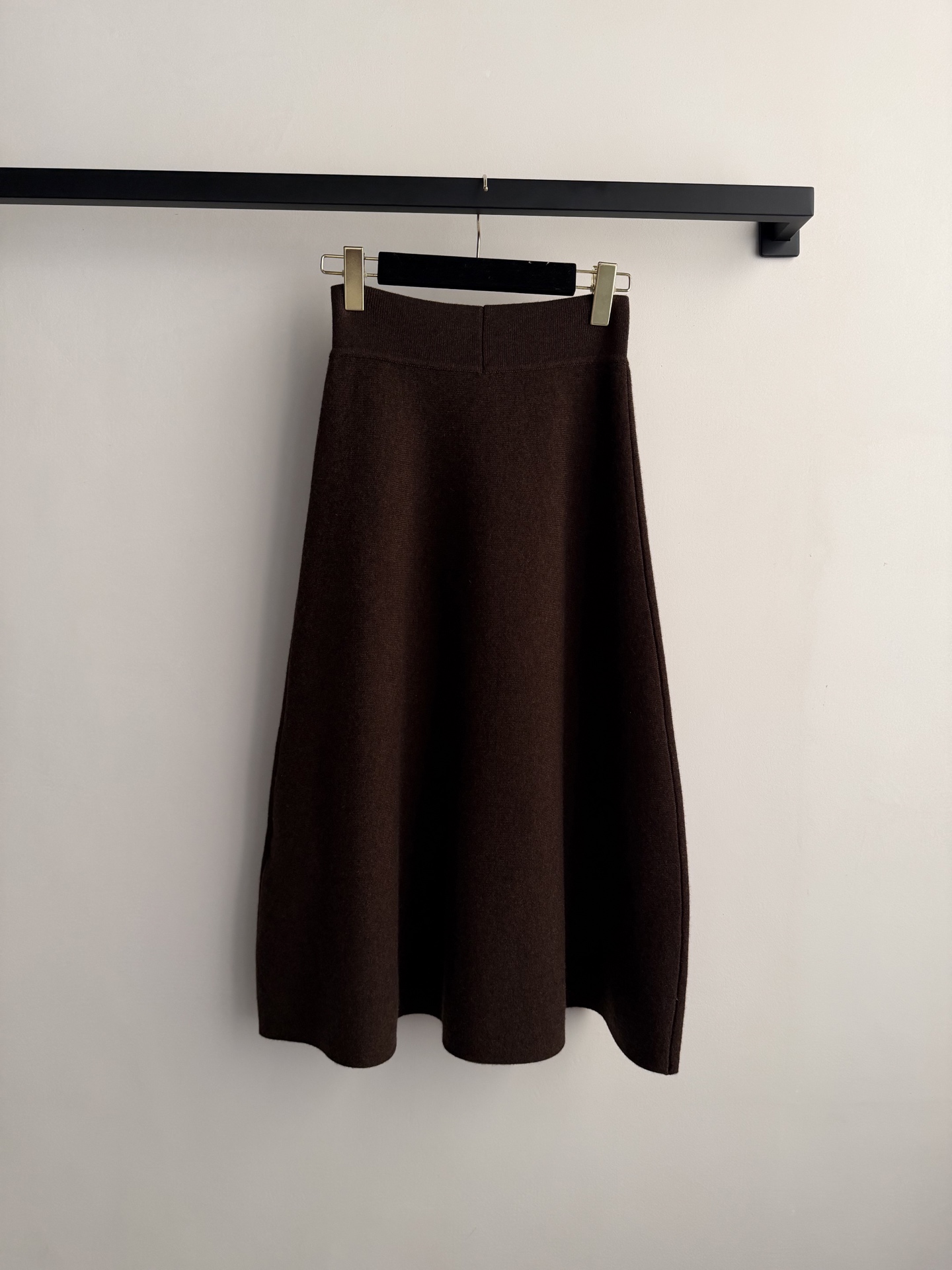 Loro Pian*🆕半裙，54%羊绒+46%棉混纺，触感柔软亲肤，保暖又透气。浅驼杂色低调高级，针织肌