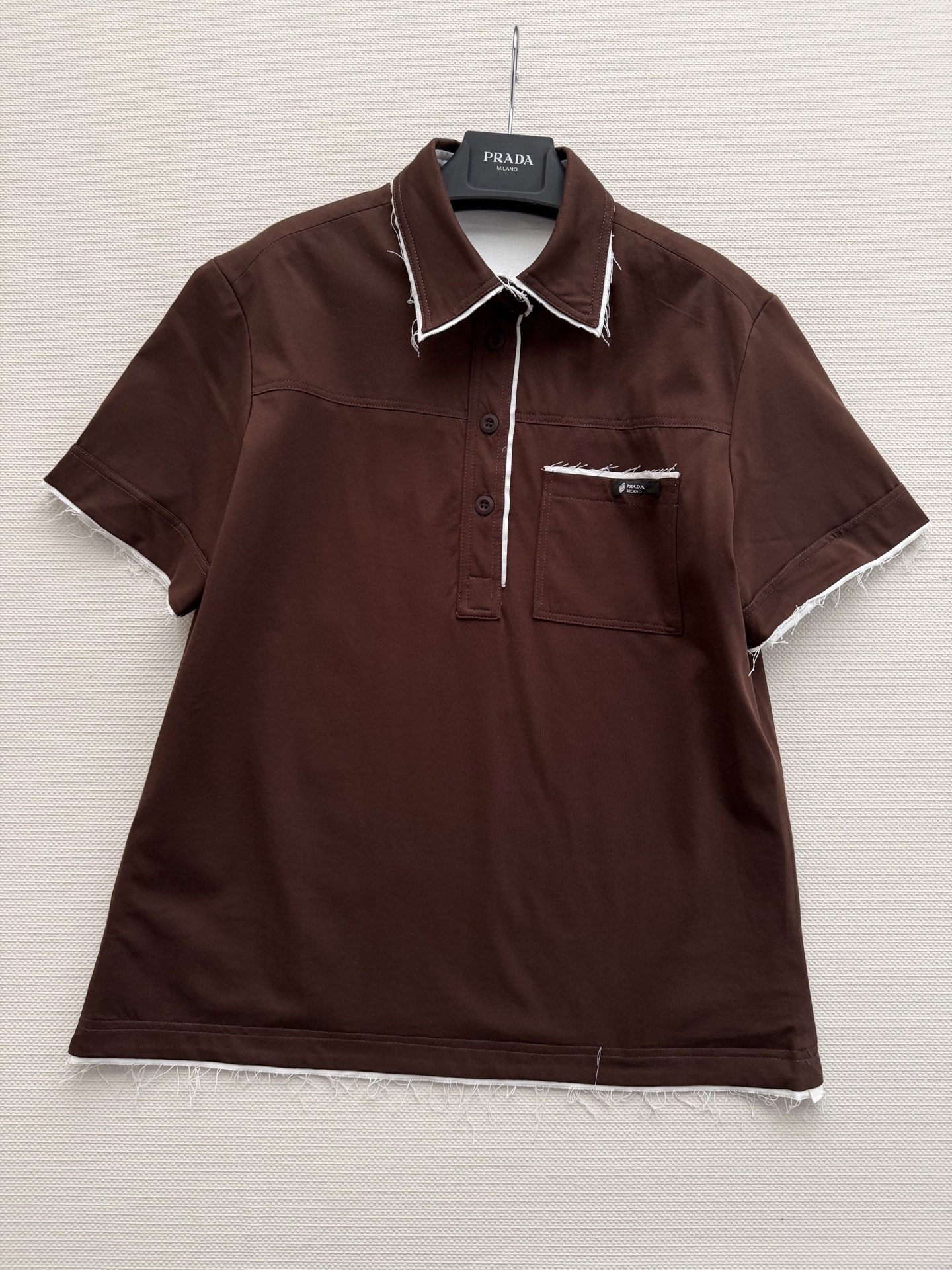 𝗣𝗿𝗮𝗱* 26new🪄假两件撞色滚边翻领短袖💙💙🤎白色滚边设计上身简约又有设计感！做旧流苏不封边工艺增