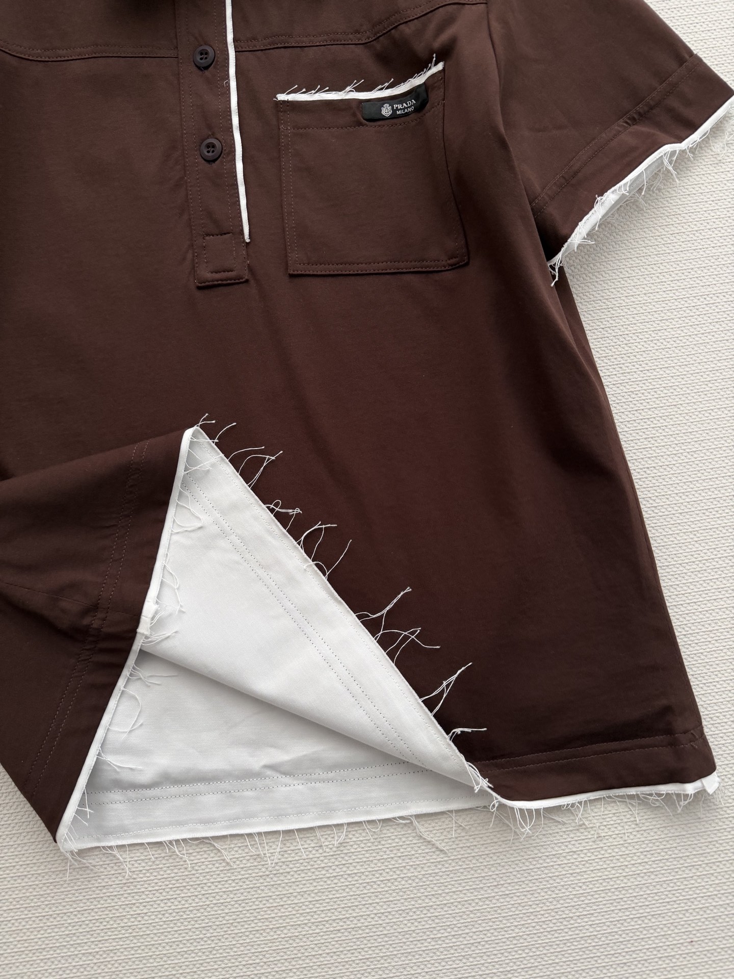 𝗣𝗿𝗮𝗱* 26new🪄假两件撞色滚边翻领短袖💙💙🤎白色滚边设计上身简约又有设计感！做旧流苏不封边工艺增