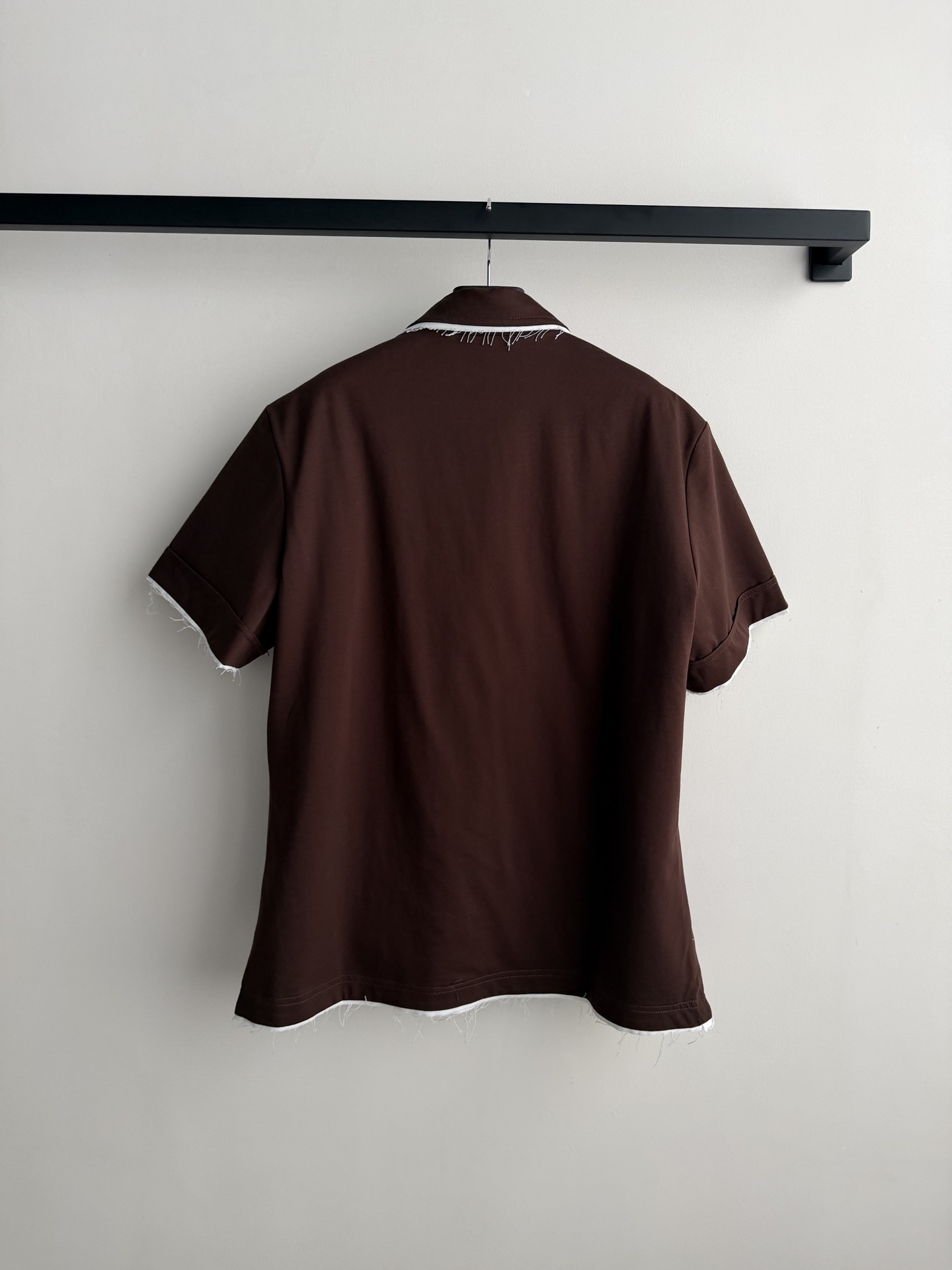 𝗣𝗿𝗮𝗱* 26new🪄假两件撞色滚边翻领短袖💙💙🤎白色滚边设计上身简约又有设计感！做旧流苏不封边工艺增