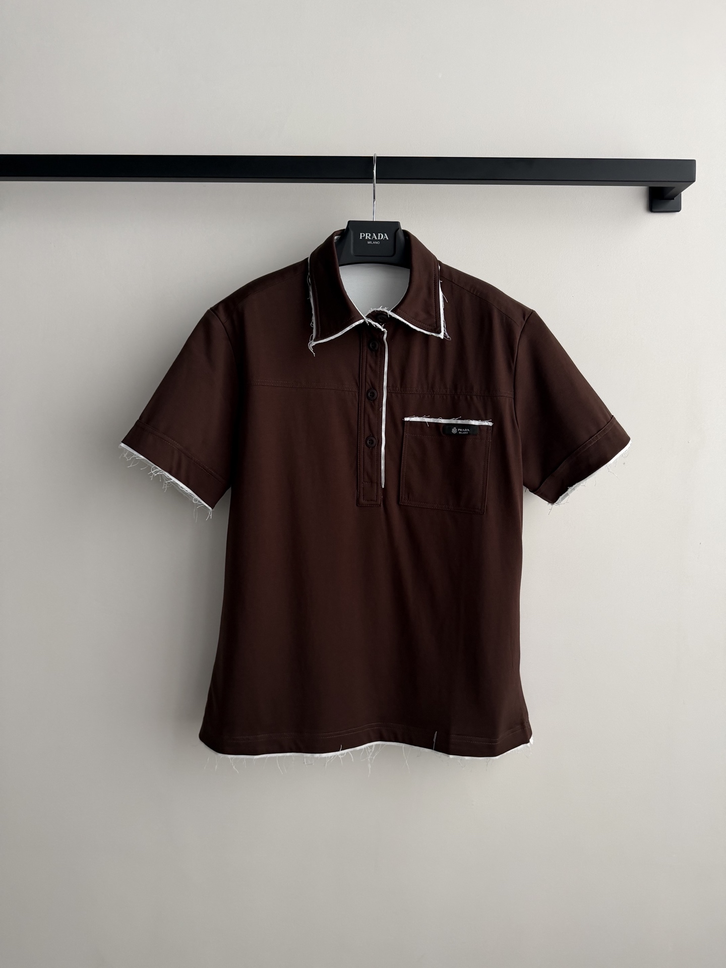 𝗣𝗿𝗮𝗱* 26new🪄假两件撞色滚边翻领短袖💙💙🤎白色滚边设计上身简约又有设计感！做旧流苏不封边工艺增