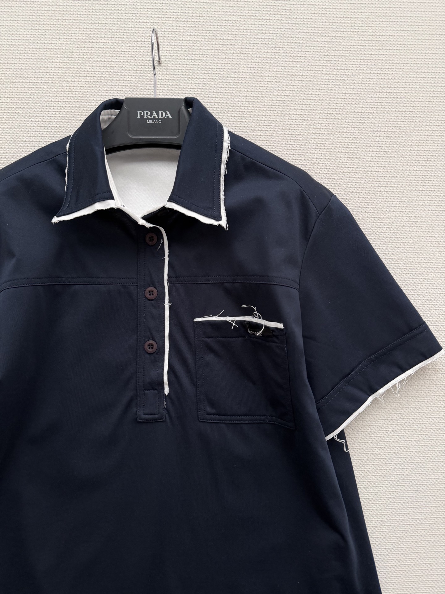 𝗣𝗿𝗮𝗱* 26new🪄假两件撞色滚边翻领短袖💙💙🤎白色滚边设计上身简约又有设计感！做旧流苏不封边工艺增