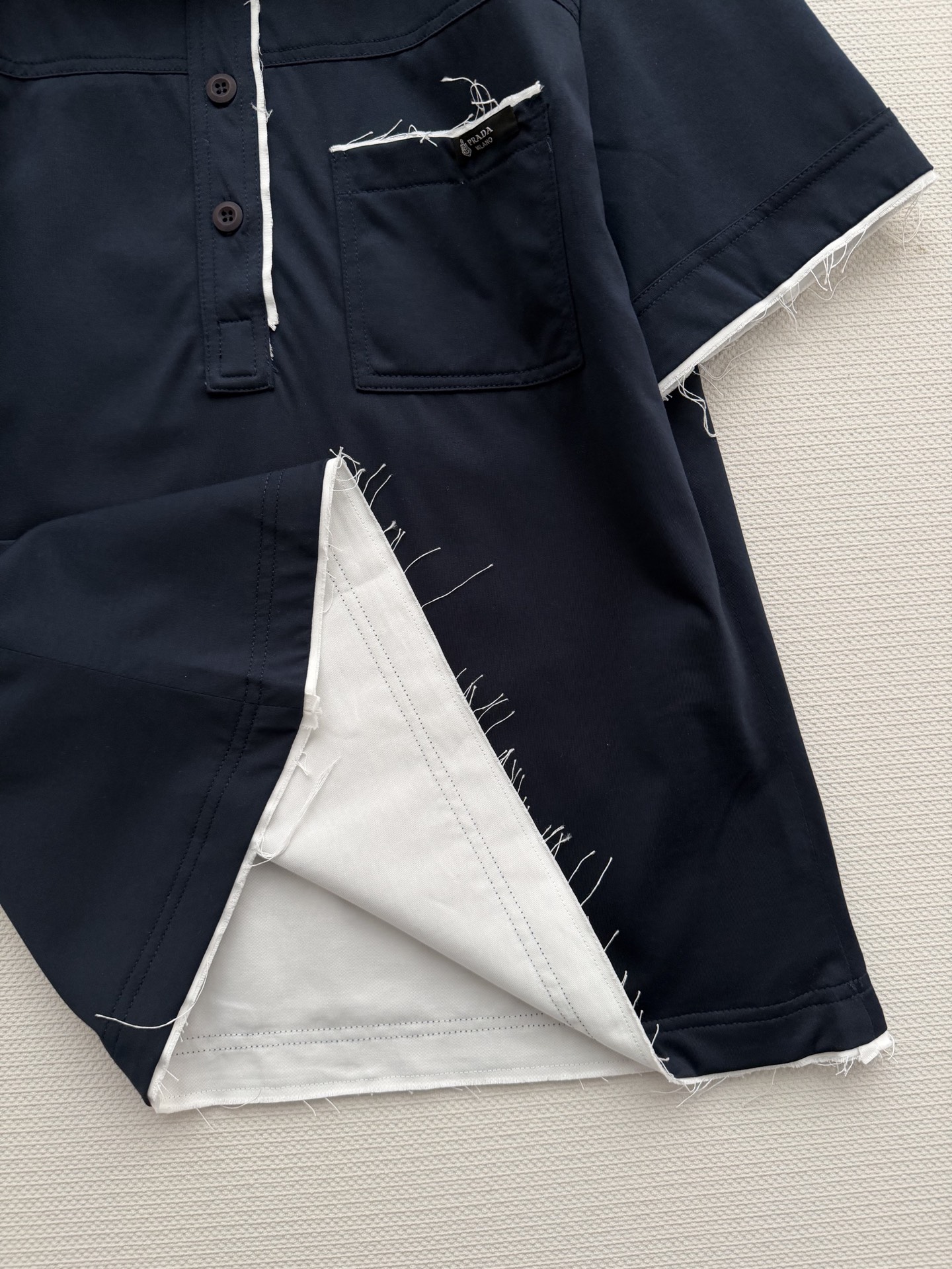 𝗣𝗿𝗮𝗱* 26new🪄假两件撞色滚边翻领短袖💙💙🤎白色滚边设计上身简约又有设计感！做旧流苏不封边工艺增