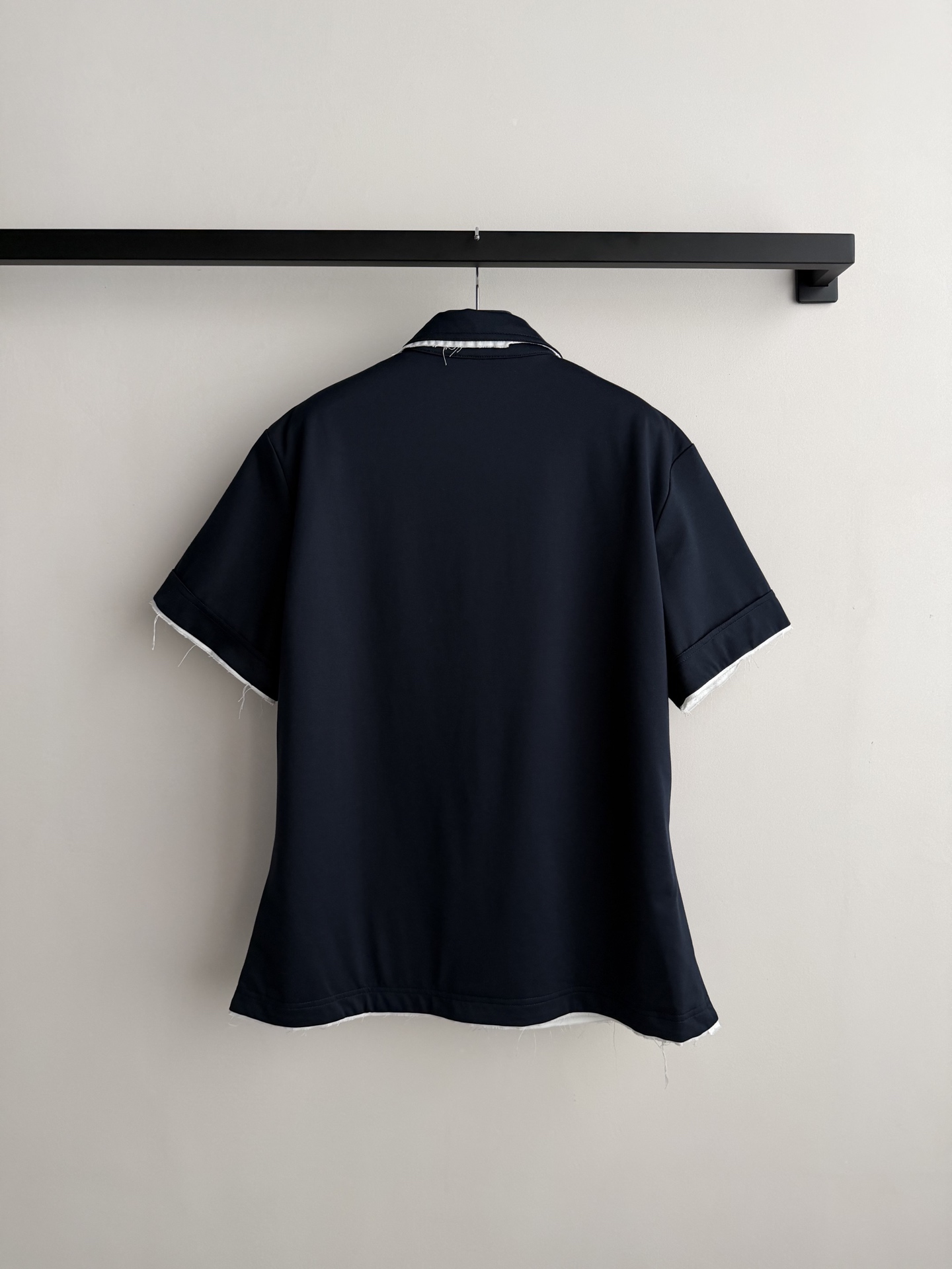 𝗣𝗿𝗮𝗱* 26new🪄假两件撞色滚边翻领短袖💙💙🤎白色滚边设计上身简约又有设计感！做旧流苏不封边工艺增