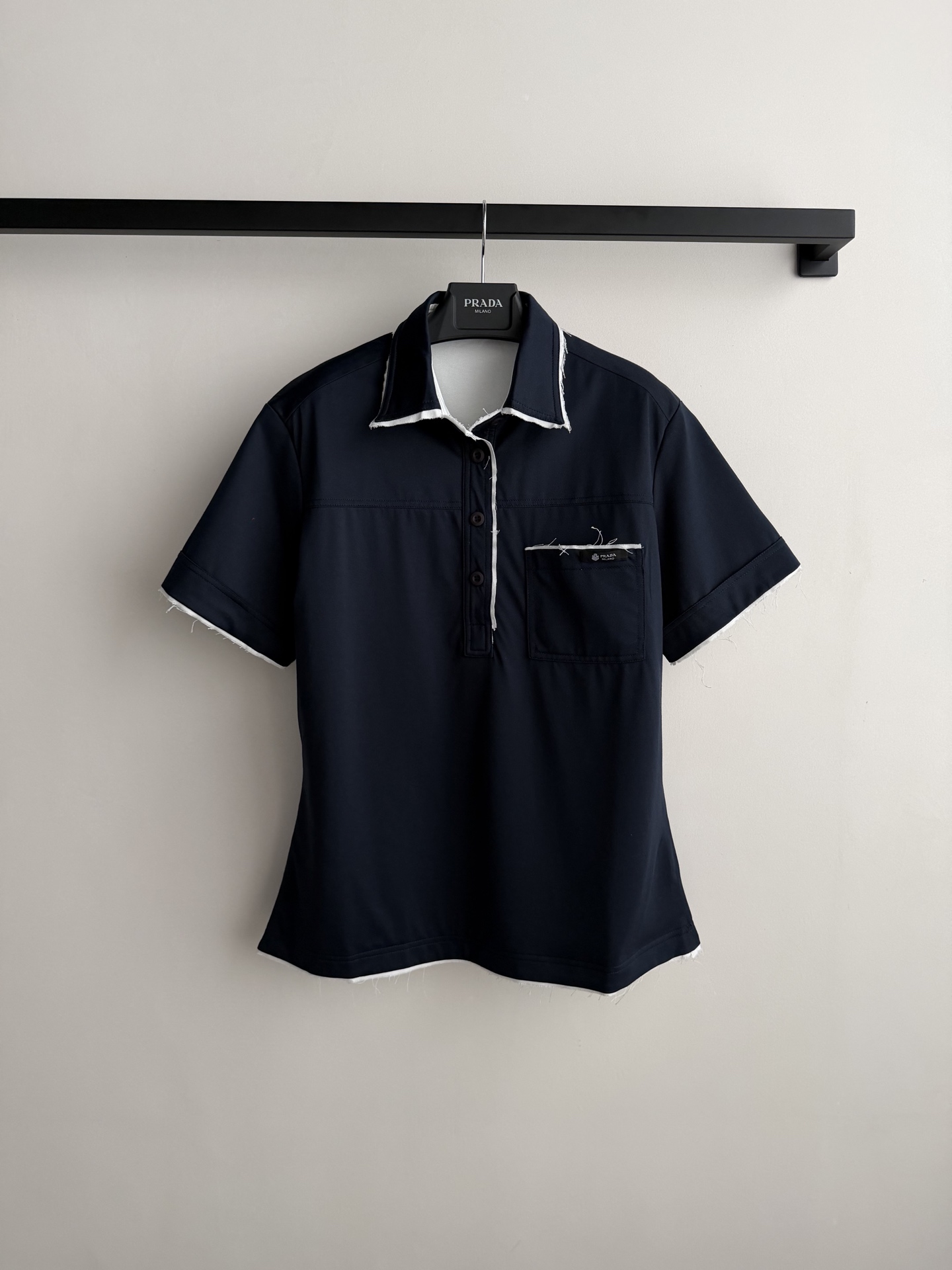 𝗣𝗿𝗮𝗱* 26new🪄假两件撞色滚边翻领短袖💙💙🤎白色滚边设计上身简约又有设计感！做旧流苏不封边工艺增